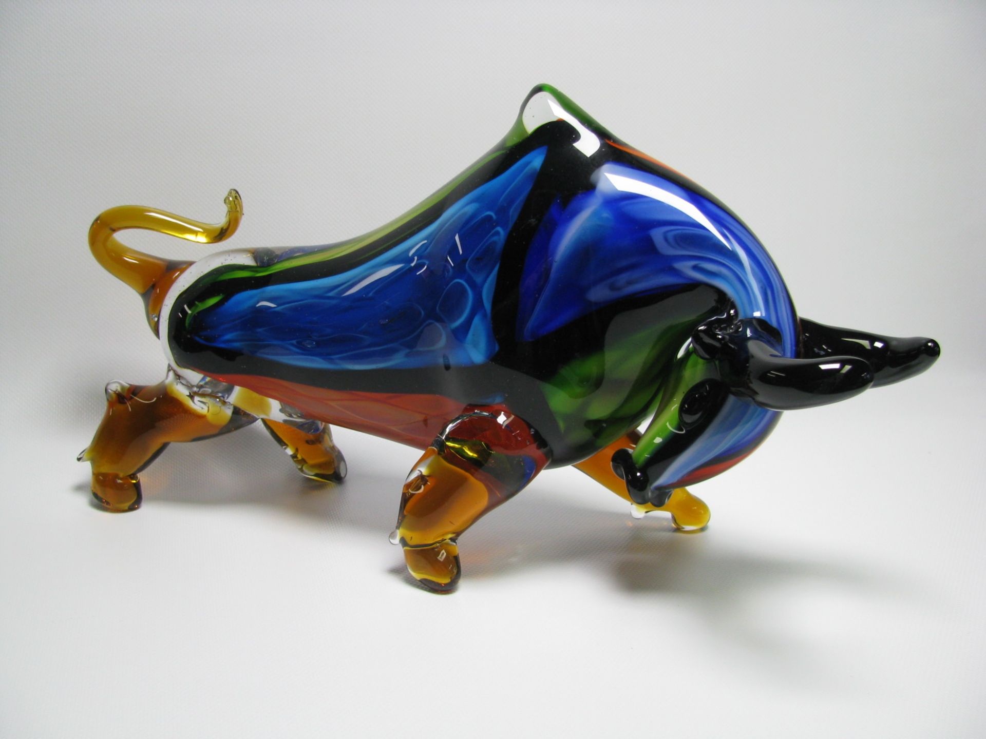 Kunstglas-Objekt, Stier, Murano, vielfarbig eingeschmolzenes Glas, 23 x 40 x 15 cm.