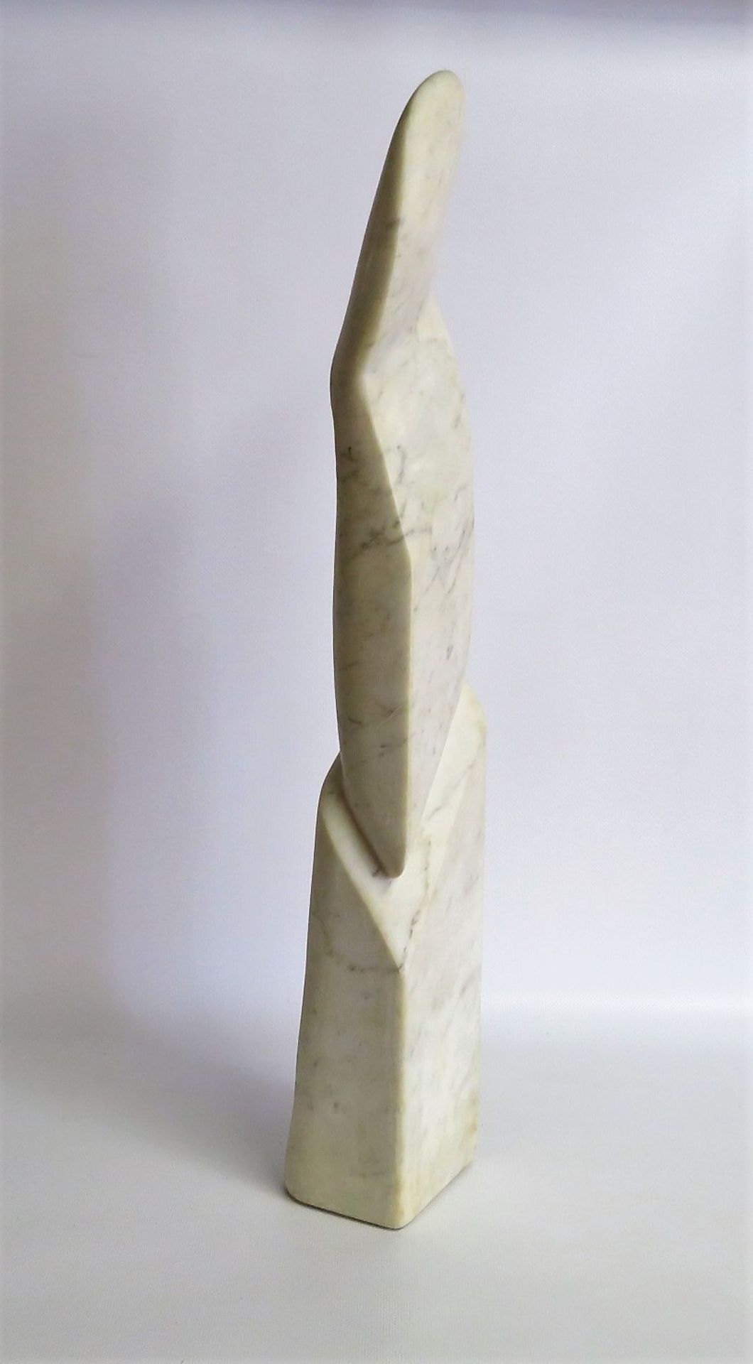 Monogrammist, LV, Moderne Marmorskulptur in der Art einer Stele, weißer Marmor, 61,5 x 10 x 9 cm. - Bild 2 aus 2