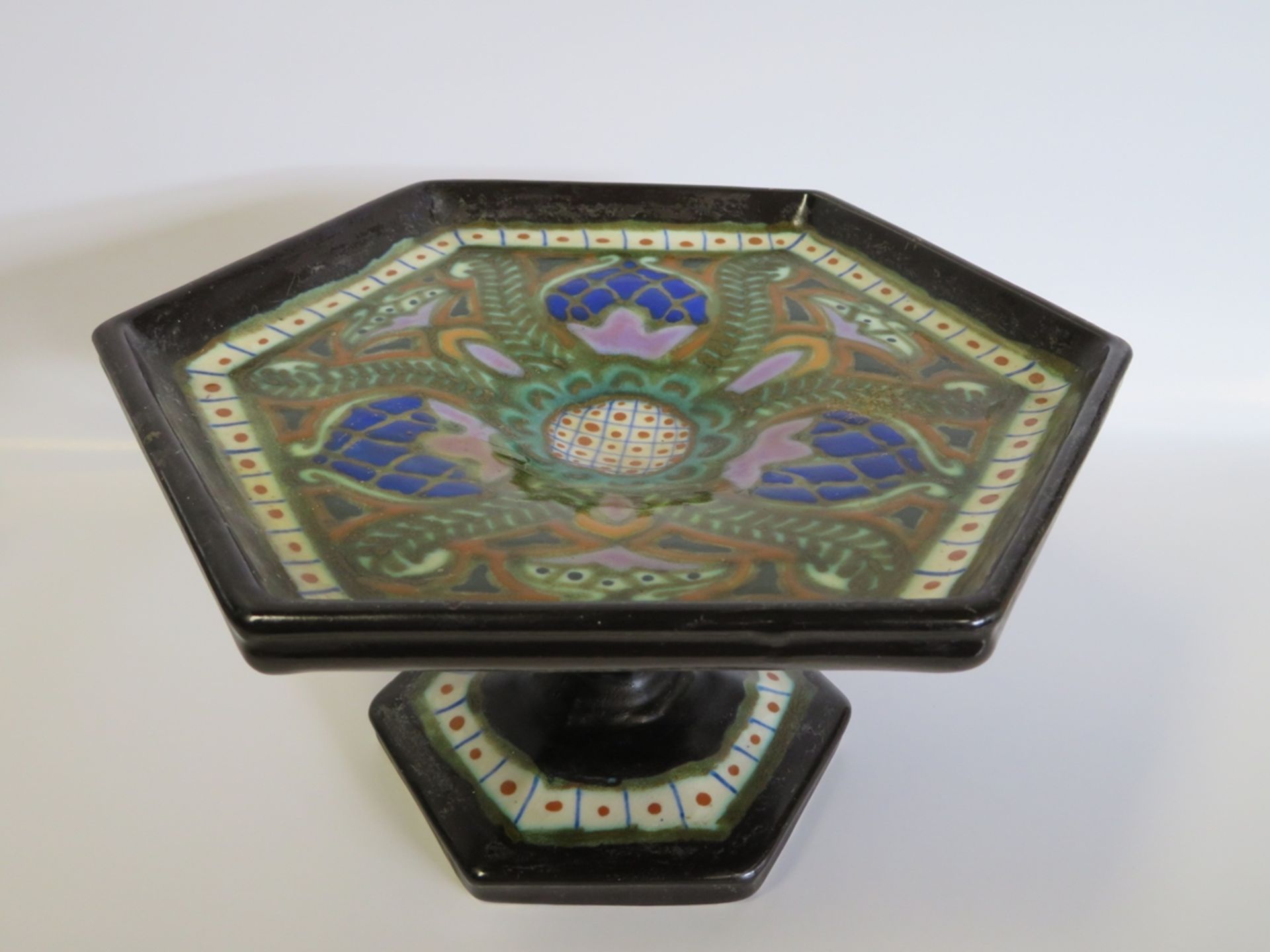 Aufsatzschale, Jugendstil, um 1900, Fayence mit polychromer Bemalung, sign. "Bergen", h 14 cm, d