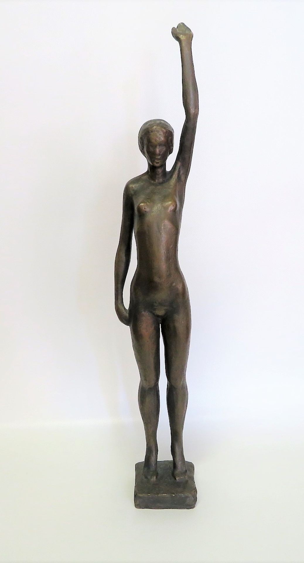 Unbekannt, 1. Hälfte 20. Jahrhundert, "Mädchenakt mit erhobener Hand", Bronze, 54 x 7 x 7 cm.