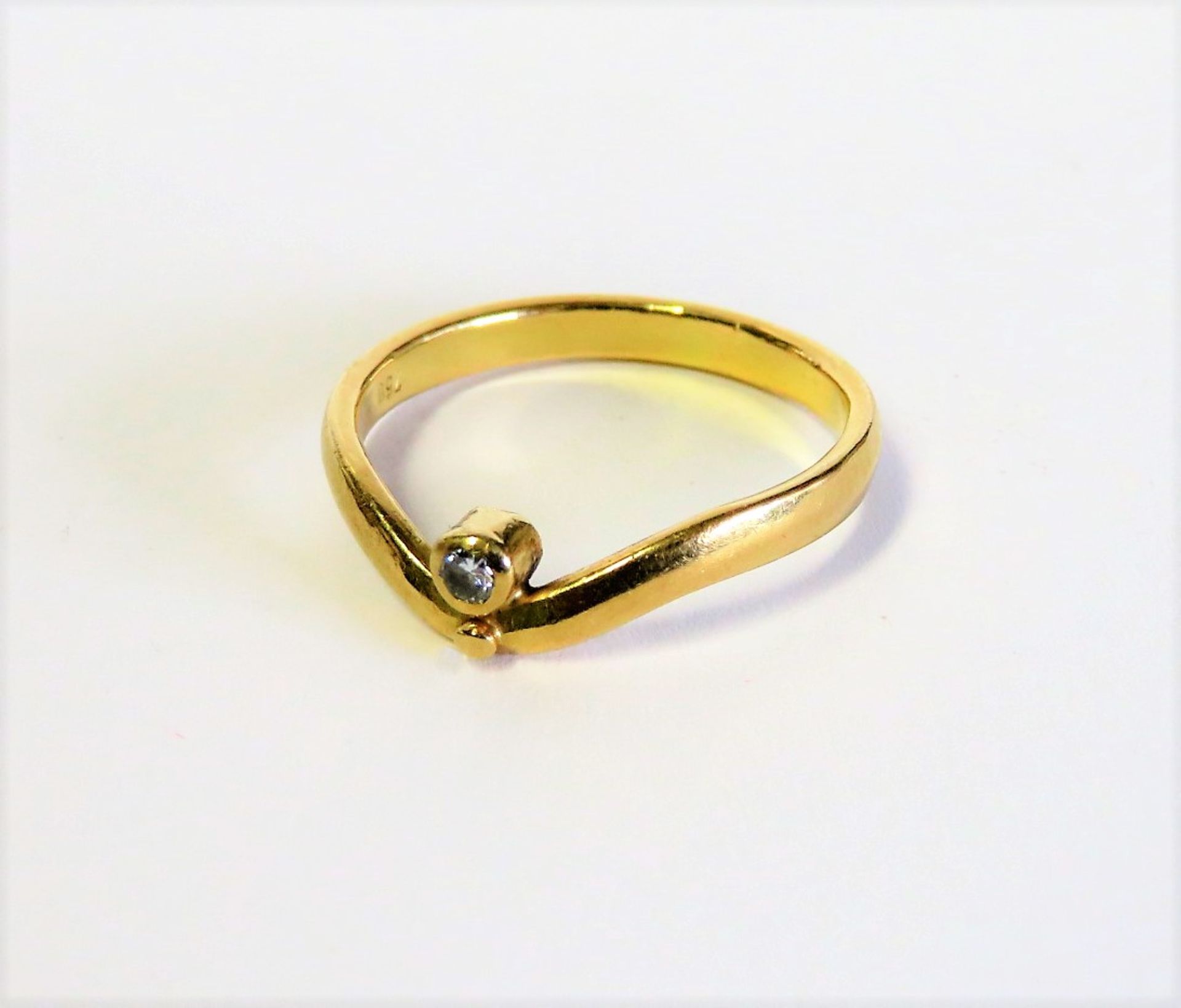 Damenring mit Diamant, ca. 0,05 ct, 750er Gelbgold, gepunzt, 98 g, Ringgr. 57.