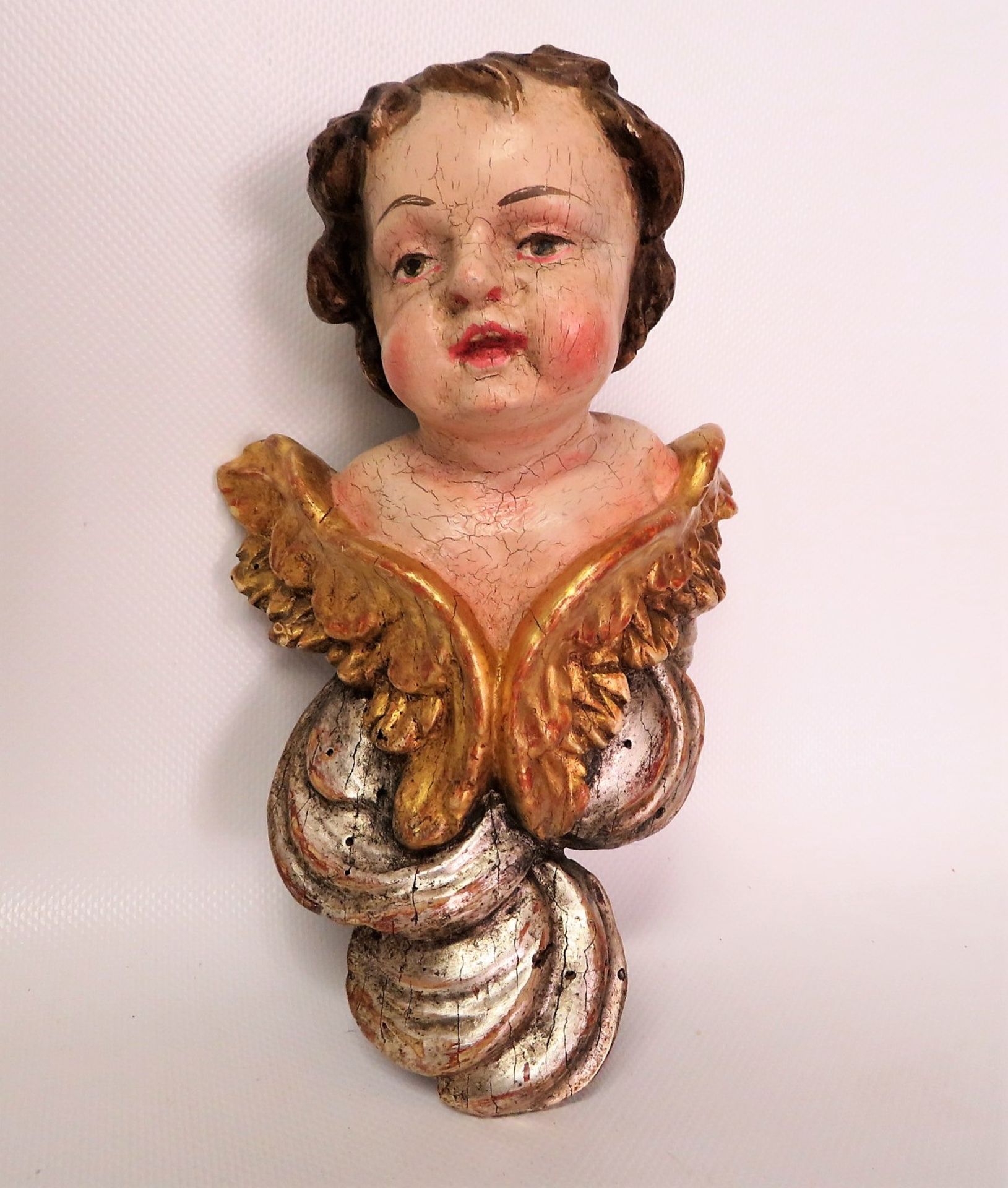 Altar-Putto (Eckfigur), Süddeutsch, 18. Jahrhundert, Lindenholz geschnitzt, farbig gefasst,