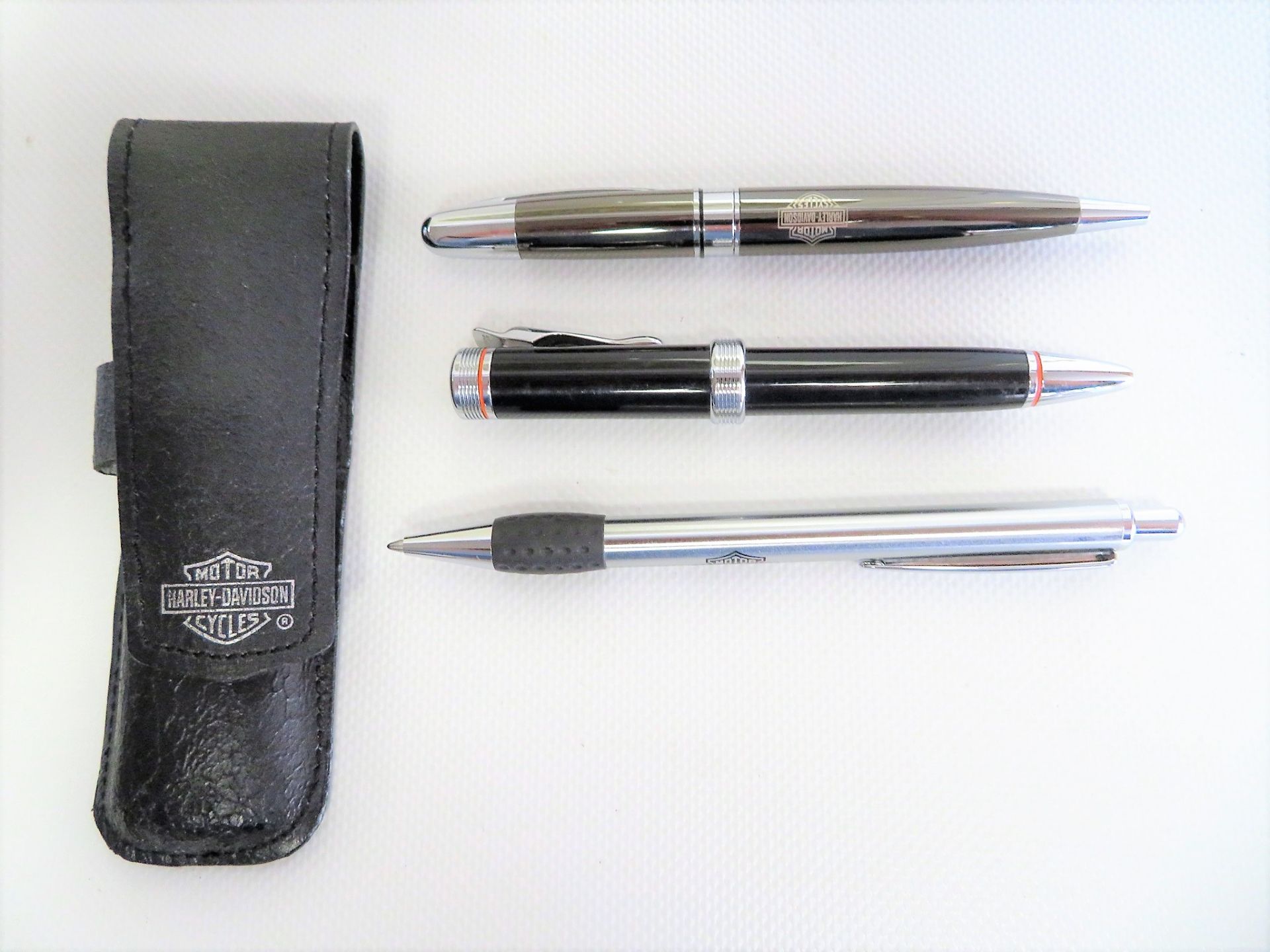 3 Kugelschreiber, Harley-Davidson, 1 x Lederfutteral, intakt, l 12,5 cm.