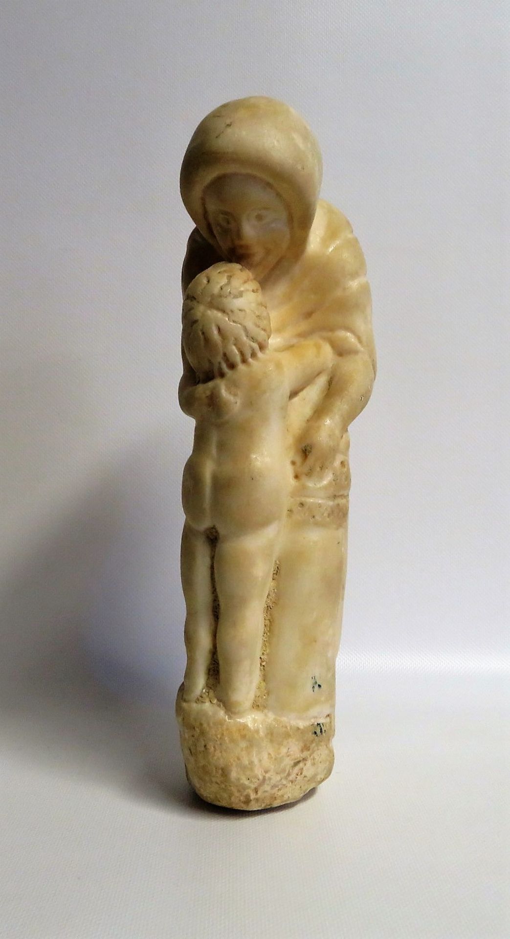 Unbekannt, Mutter mit Kind, 1. Hälfte 20. Jahrhundert, weißer Marmor, 33 x 7 x 15 cm.