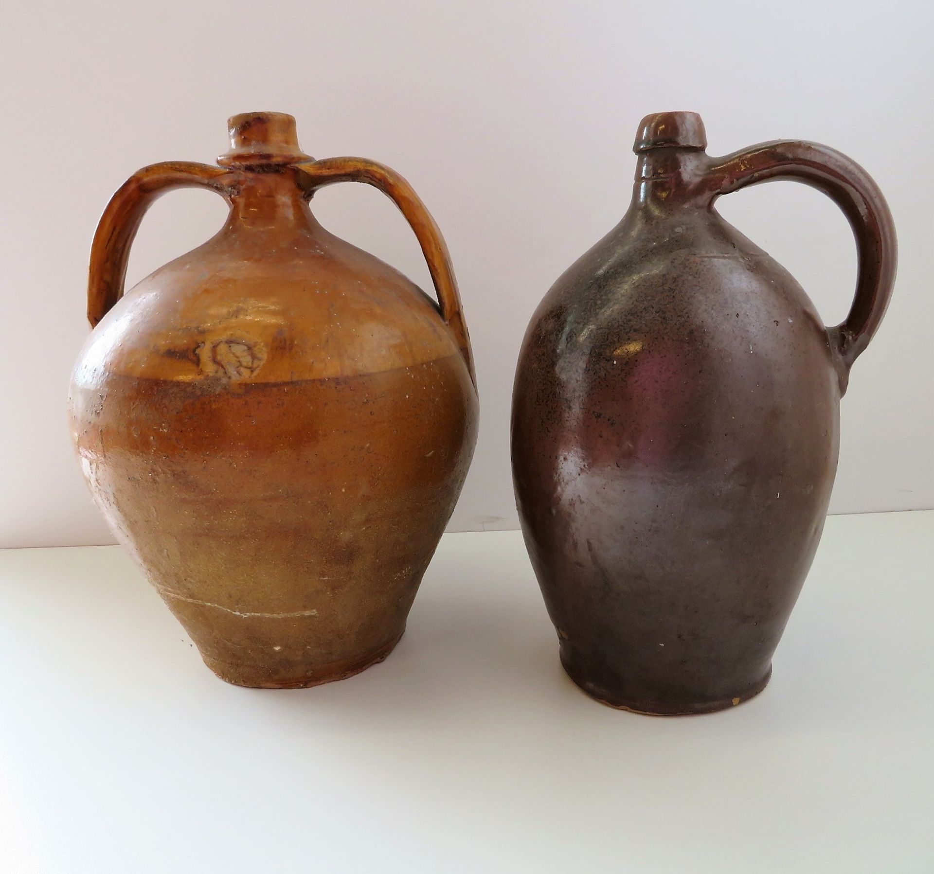 2 Henkelflaschen, 19. Jahrhundert, Ton, h 32/34 cm.