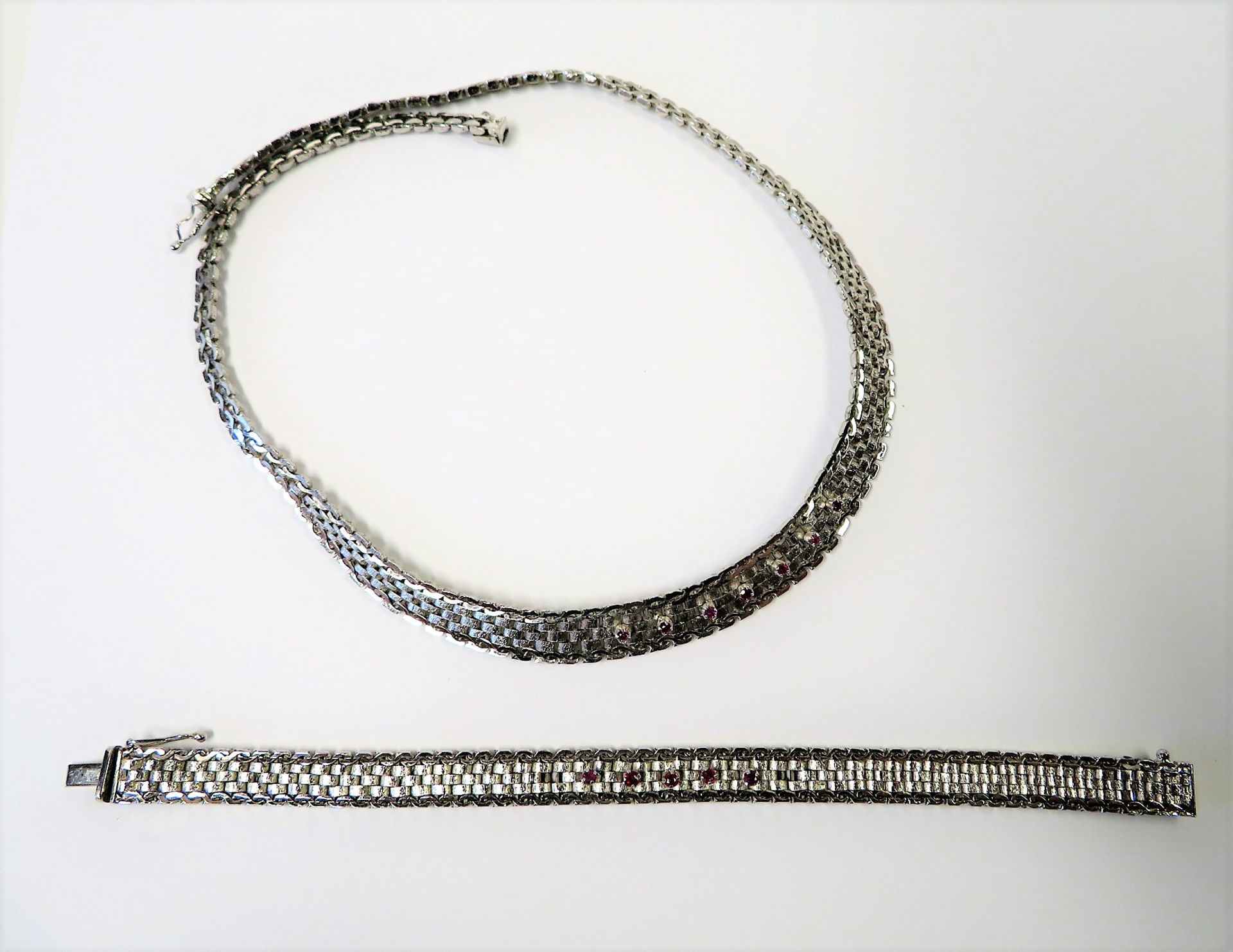 Collier und Armband, Rubinbesatz, 835er Silber, gepunzt, 49 g, Collier l 40 cm Armband l 18,5 cm.