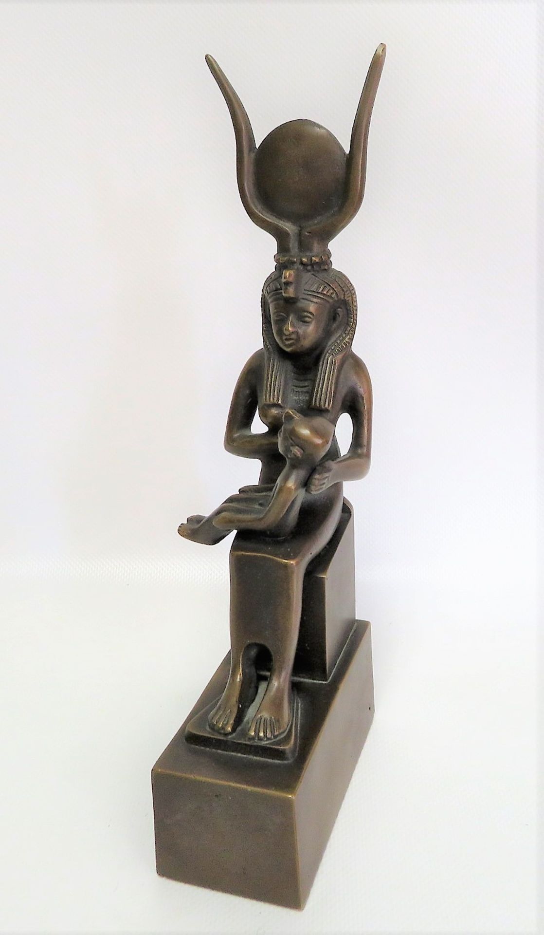 Ägyptische Göttin mit Kind, Bronze, 1. Hälfte 20. Jahrhundert, 26 x 5 x 10,4 cm.