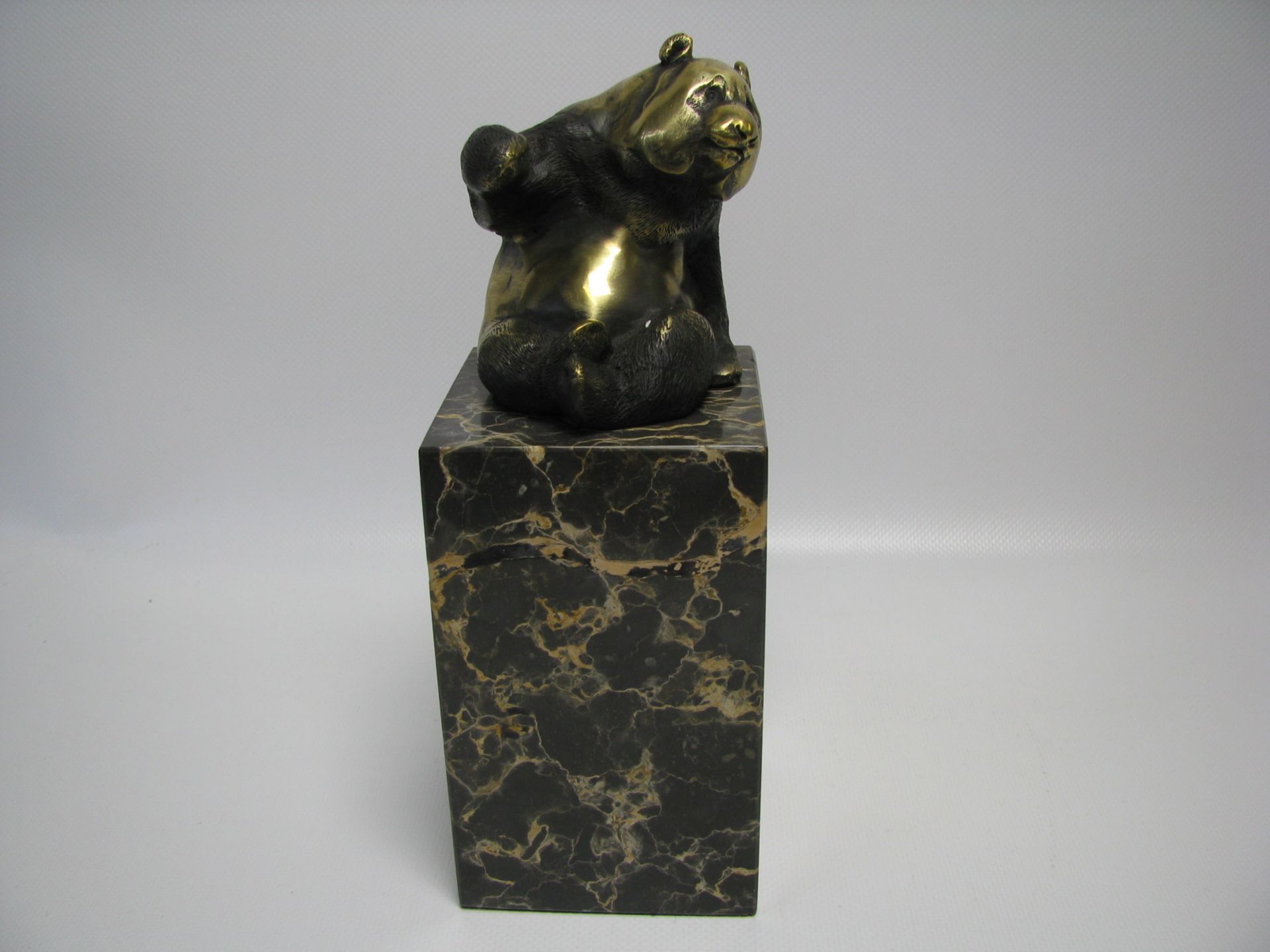 Sitzender Pandabär, Bronze, nach Milo, Marmorsockel, Gießerstempel "JB Deposée Paris", 22 x 8 x 8