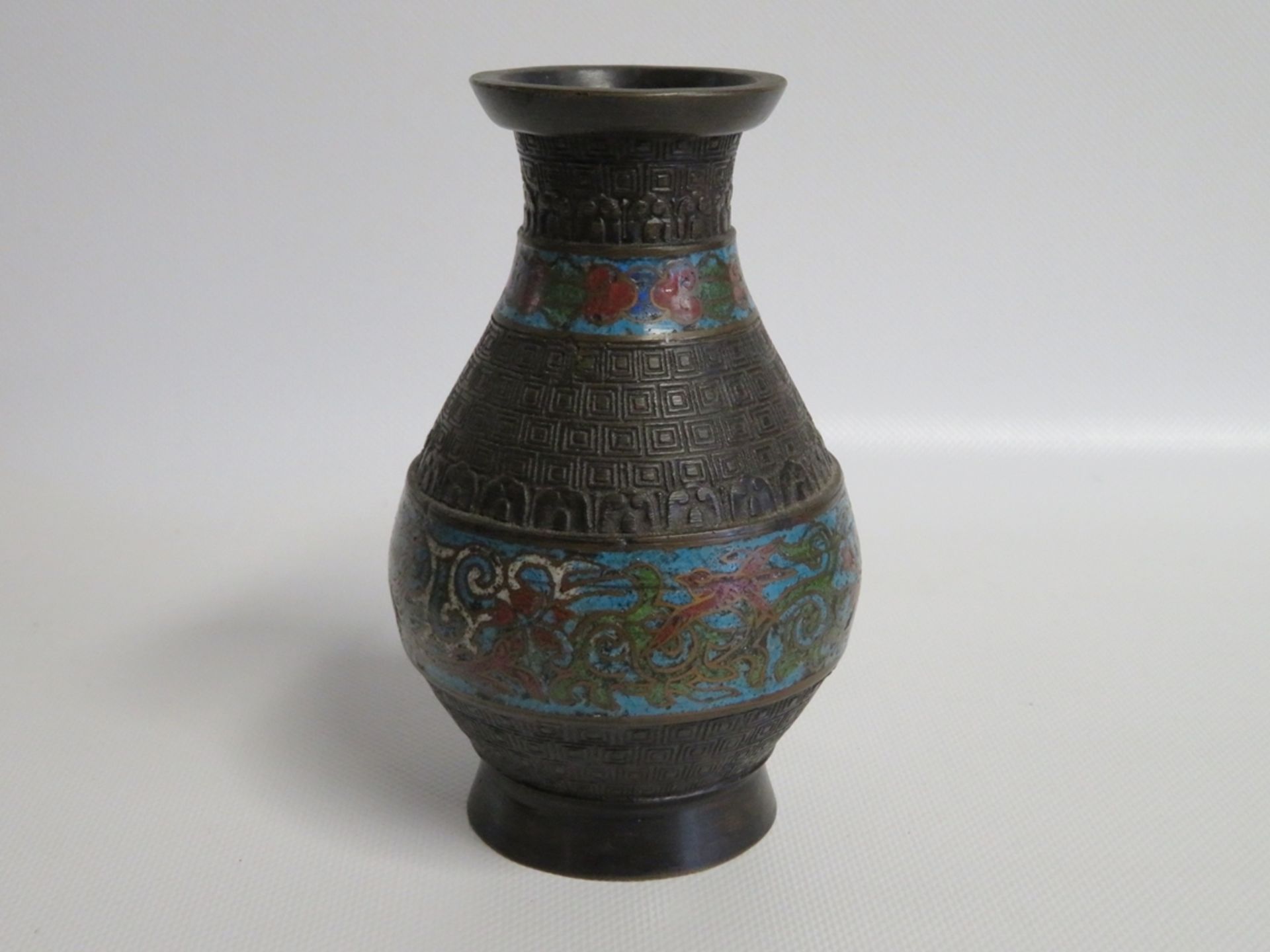 Cloisonné Vase, Japan, um 1900, Bronze, h 14,5 cm, d 9,5 cm.