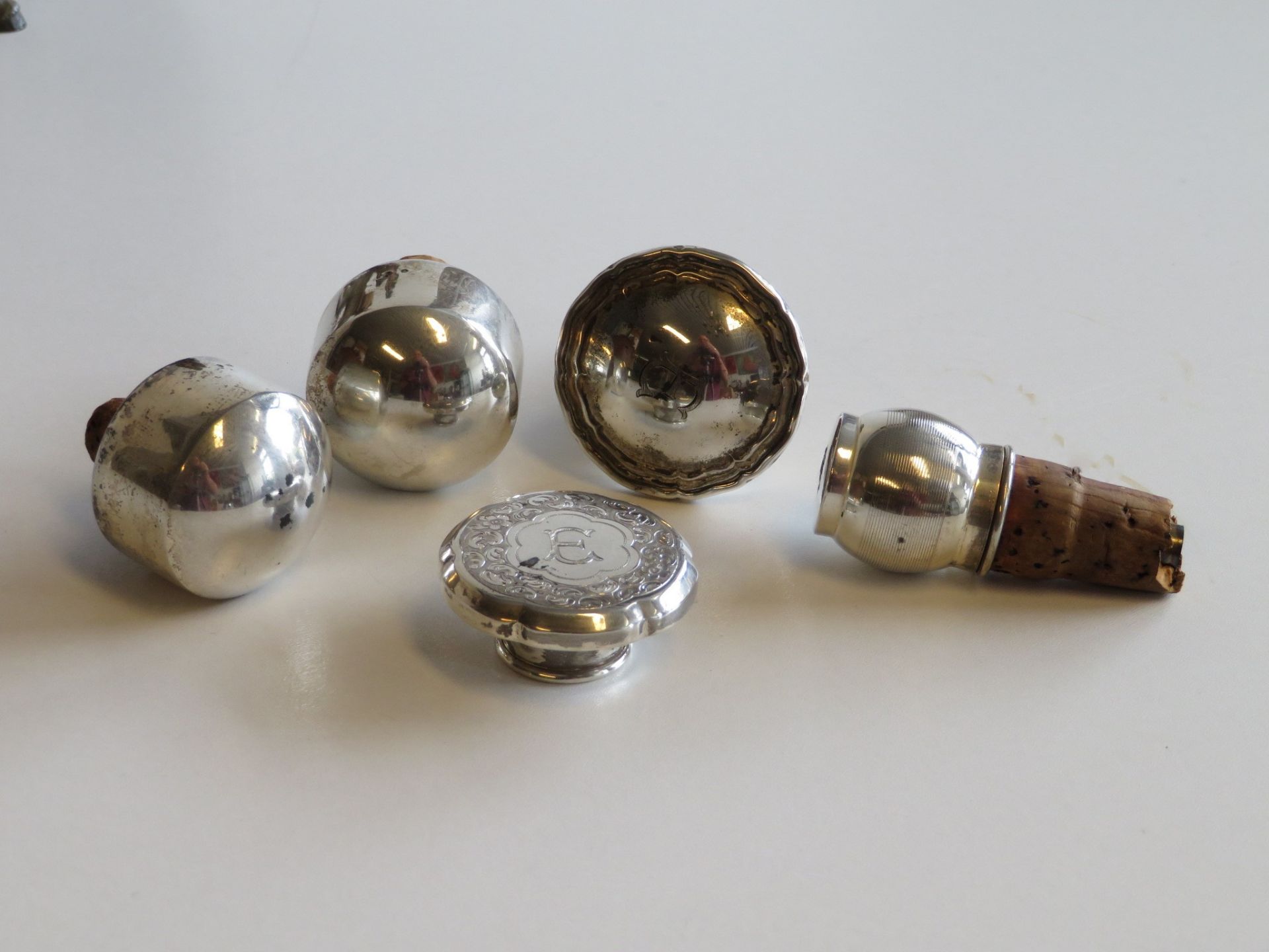 5 teiliges Konvolut diverser Flaschenkorken, 800er Silber, gepunzt.