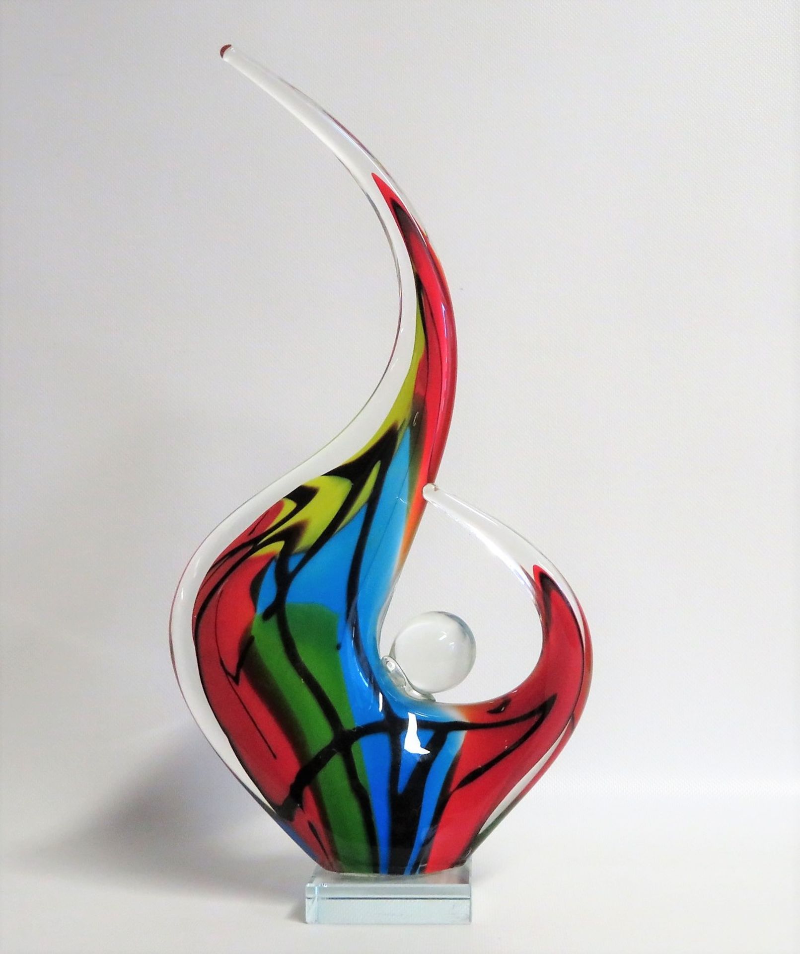 Kunstglasobjekt, Murano, vielfarbig eingeschmolzenes Glas, Chip am Fuß, h 42,5 cm, d 21,5 cm.