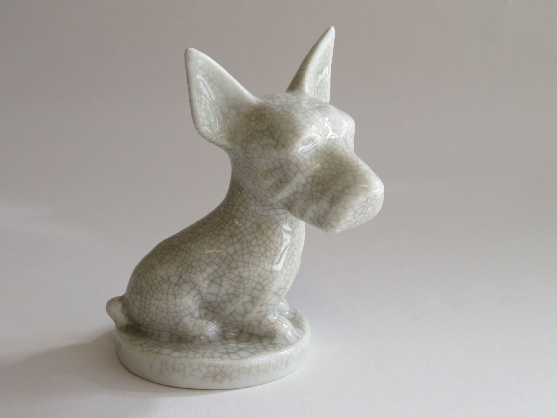 Porzellanfigur, Terrier, Heubach, Porzellan mit Krakeléeglasur, h 11 cm, d 9,5