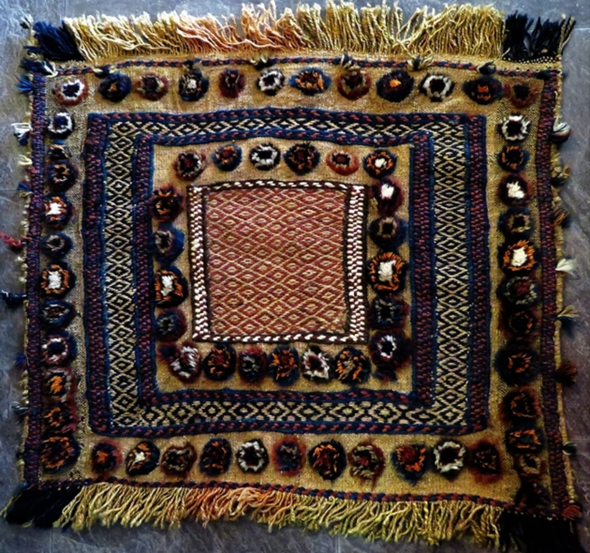 Turkmene, alt, geknüpft und Flachgewebe, ca. 60 x 65 cm.