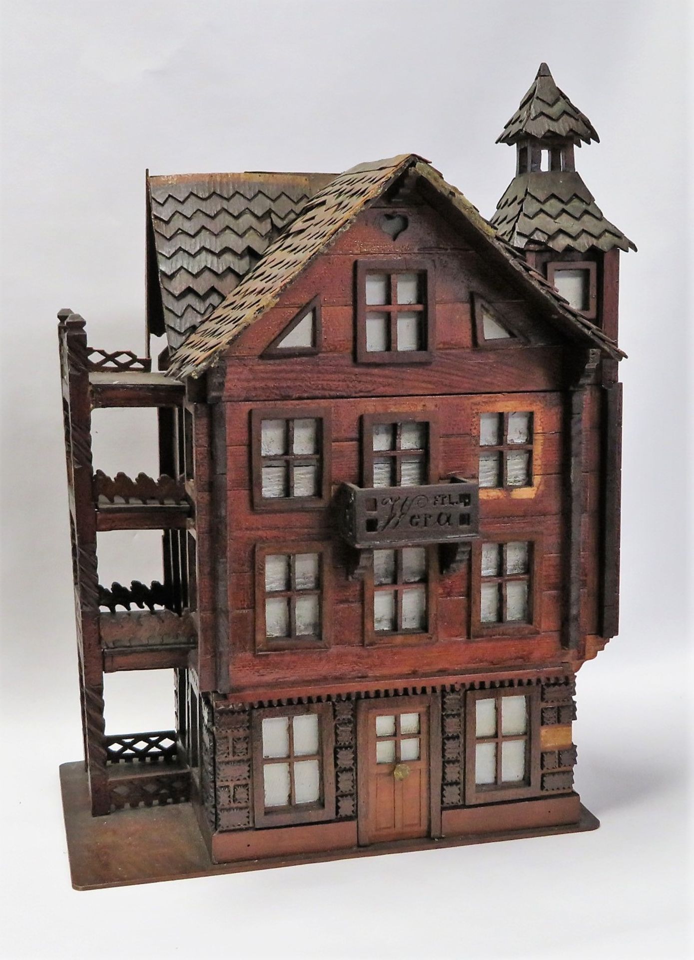 Modellhaus "Villa Wera", um 1900, best., 43 x 29 x 18 cm.