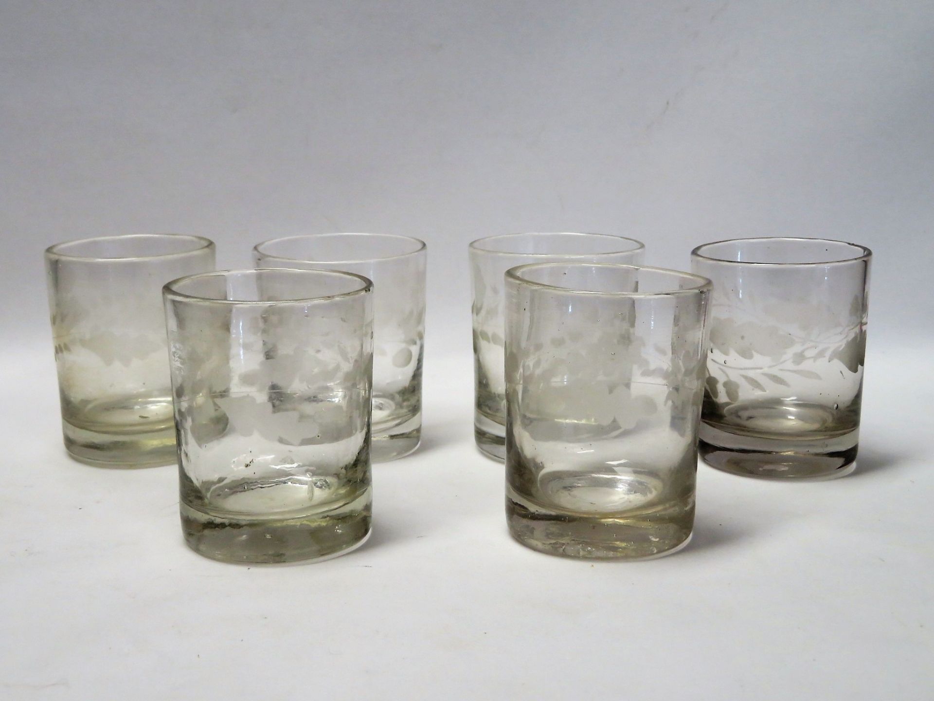 6 Gläser, Biedermeier, 19. Jahrhundert, farbloses Glas mit Blütenätzung, h 8 cm