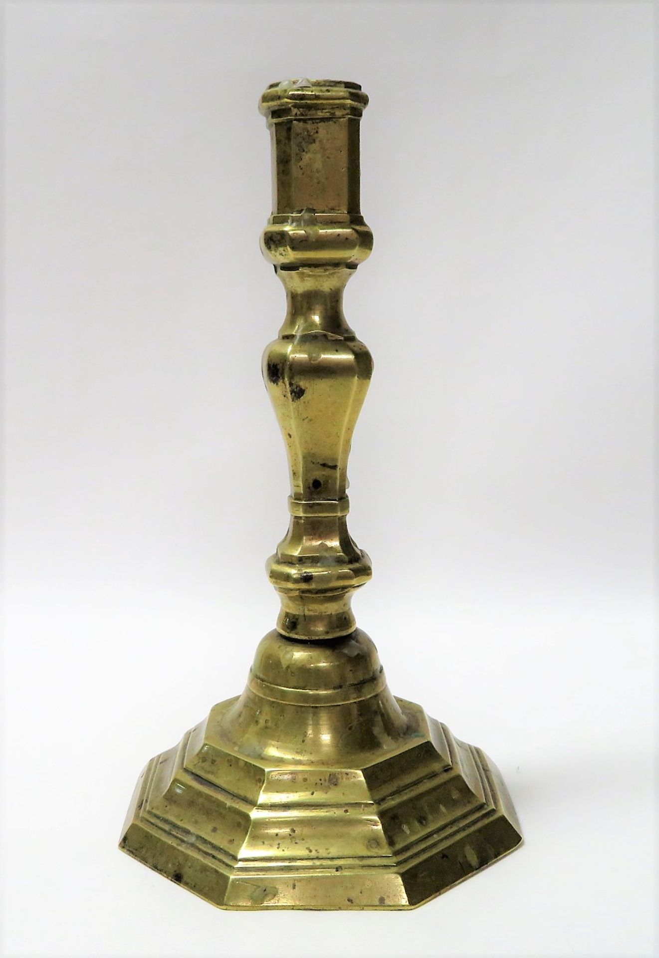 Kerzenleuchter, 17./18. Jahrhundert, Messing, Schaft lose, h 22 cm, d 12,5 cm.