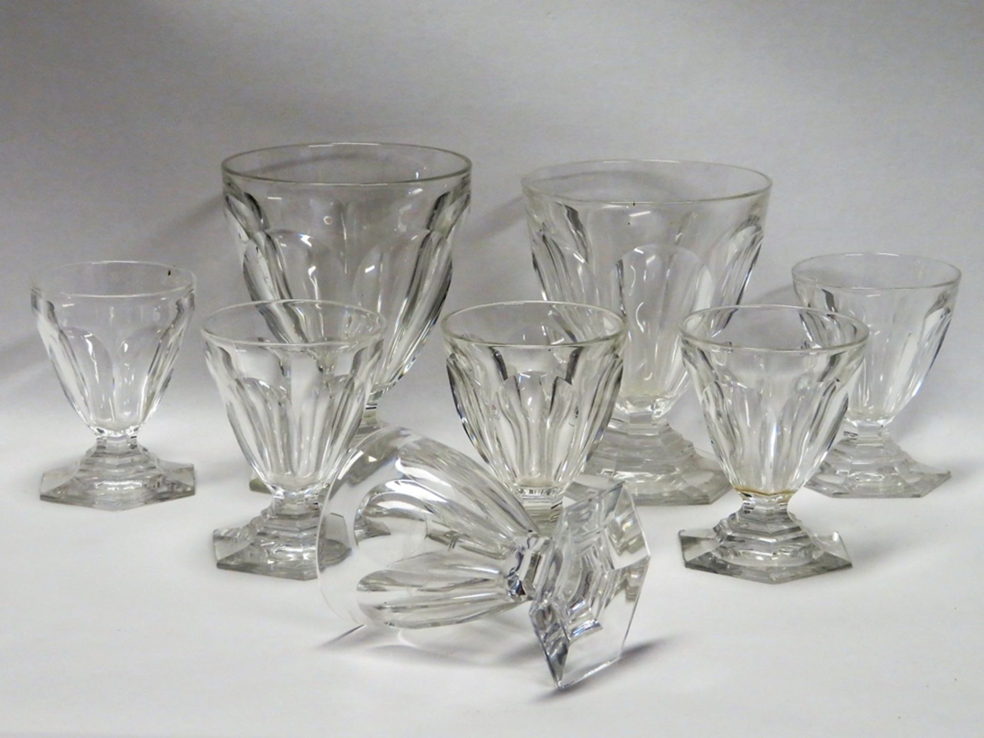 Konvolut von 8 Gläsern, Frankreich, Baccarat, farbloses Kristallglas geschliffe