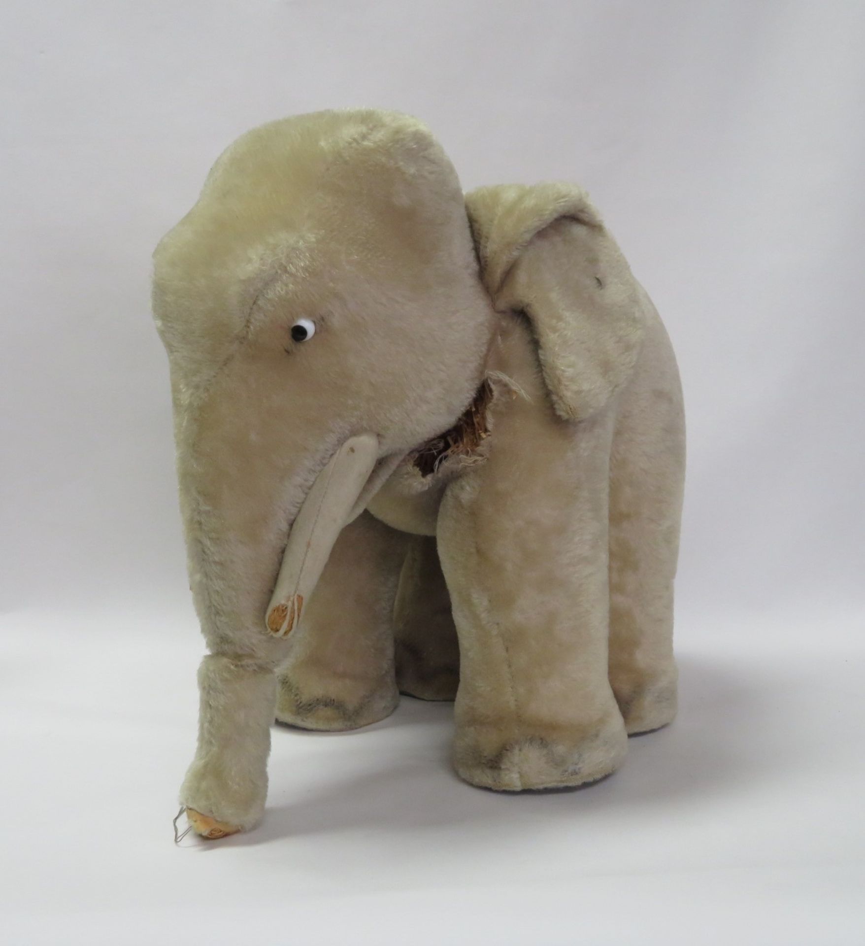 Elefant, Steiff, Knopf im Ohr, Hals mit Riss, Zähne und Rüssel abgerieben, 34 x