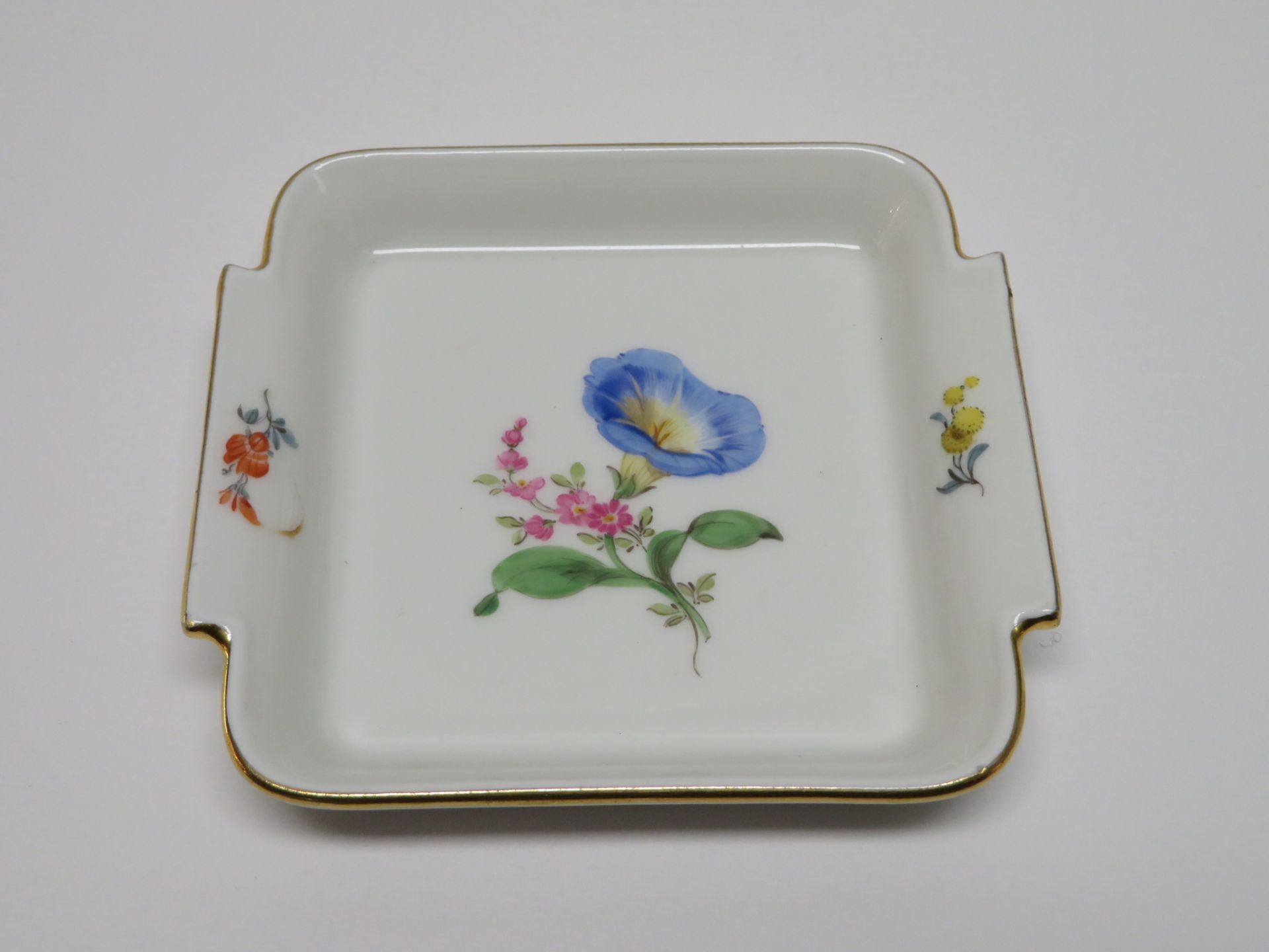 Schälchen, Meissen, Weißporzellan mit polychromer Blütenmalerei, Goldrand, unte