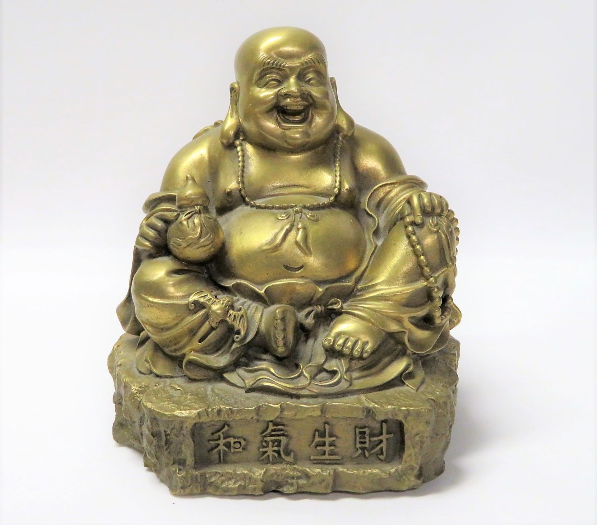 Sitzender Buddha, China, Messing, 20. Jahrhundert, 14 x 13,5 x 14 cm.