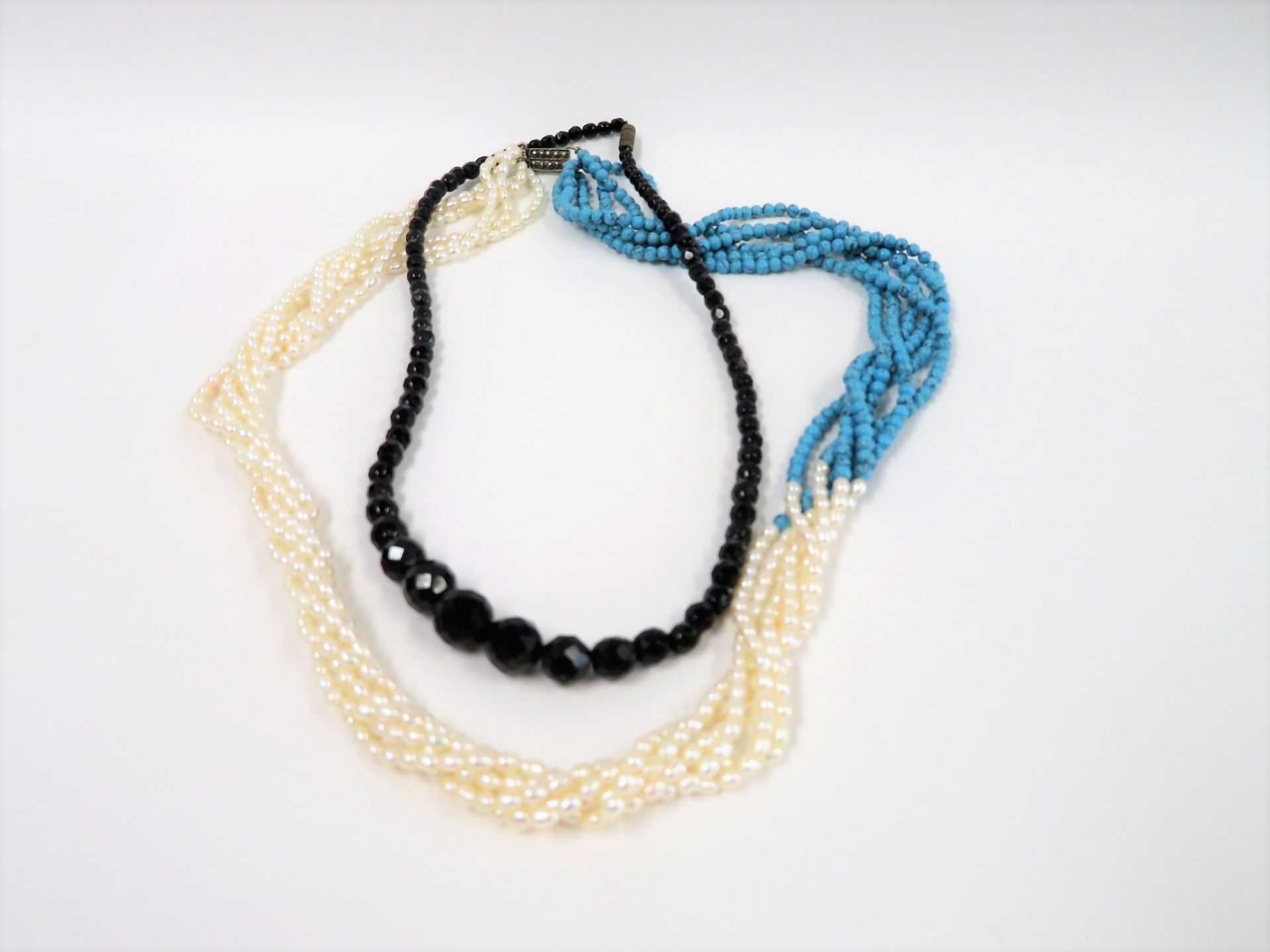 Perlenkette mit türkisfarbenen Zwischenstücken und granatfarbene Glaskette, l 6
