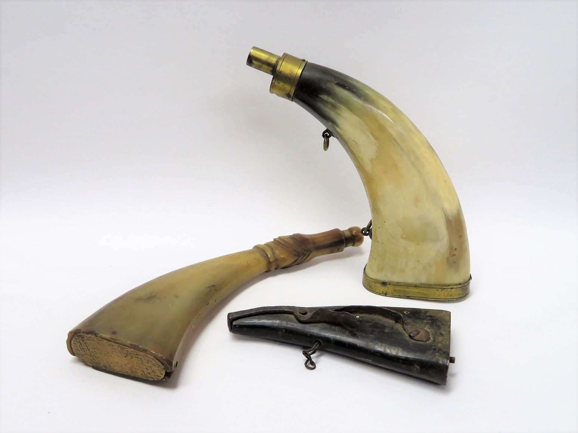 3 Pulverfässer, 19. Jahrhundert, Horn, ca. l 21 cm.