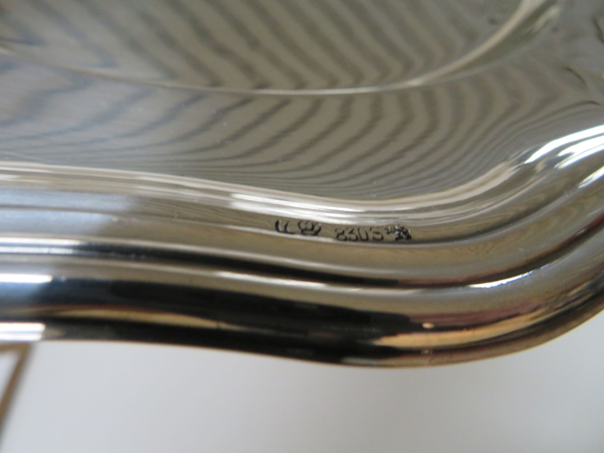 Platzteller, Deutsch, Chippendale-Rand, 830er Silber, gepunzt, 288 g, h 1,5 cm, - Bild 2 aus 2