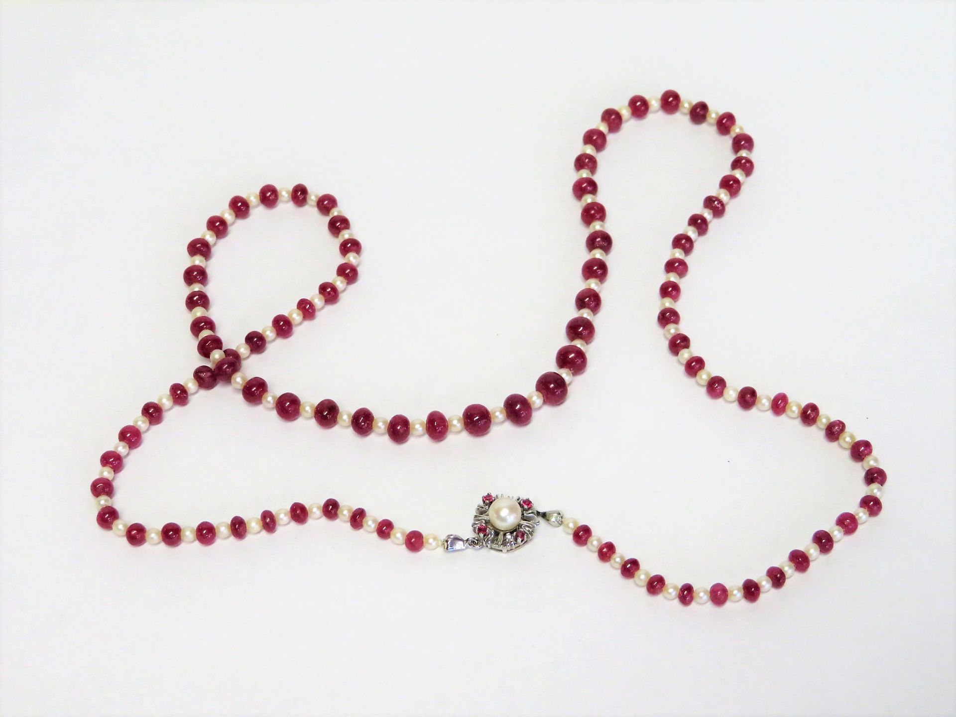 Kette mit 87 Rubinkugeln und Perlenzwischenstücken, Schließe besetzt mit Perle