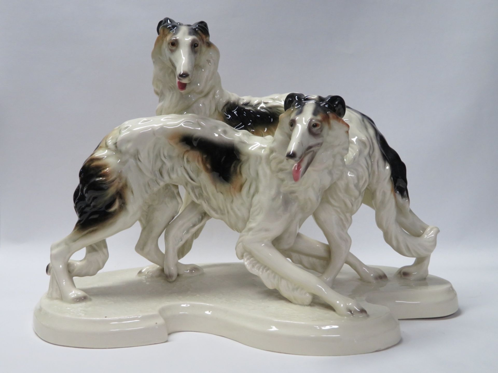 Porzellangruppe, Zwei Windhunde, Keramik mit polychromer Glasur, 1. Hälfte 20.