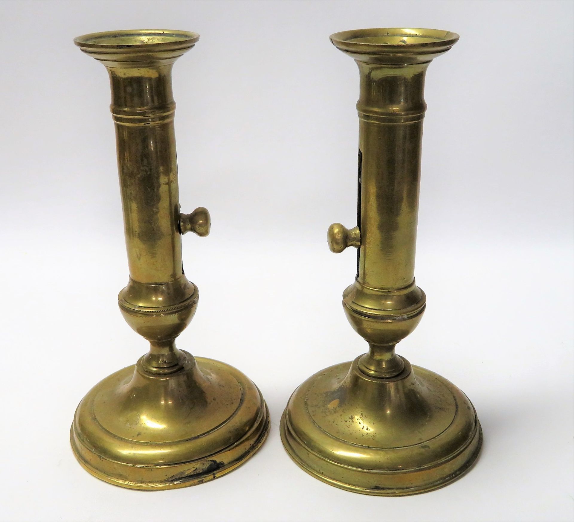 2 Biedermeier Schiebeleuchter, um 1830/40, Messing, h 17,5 cm, d 9,5 cm.