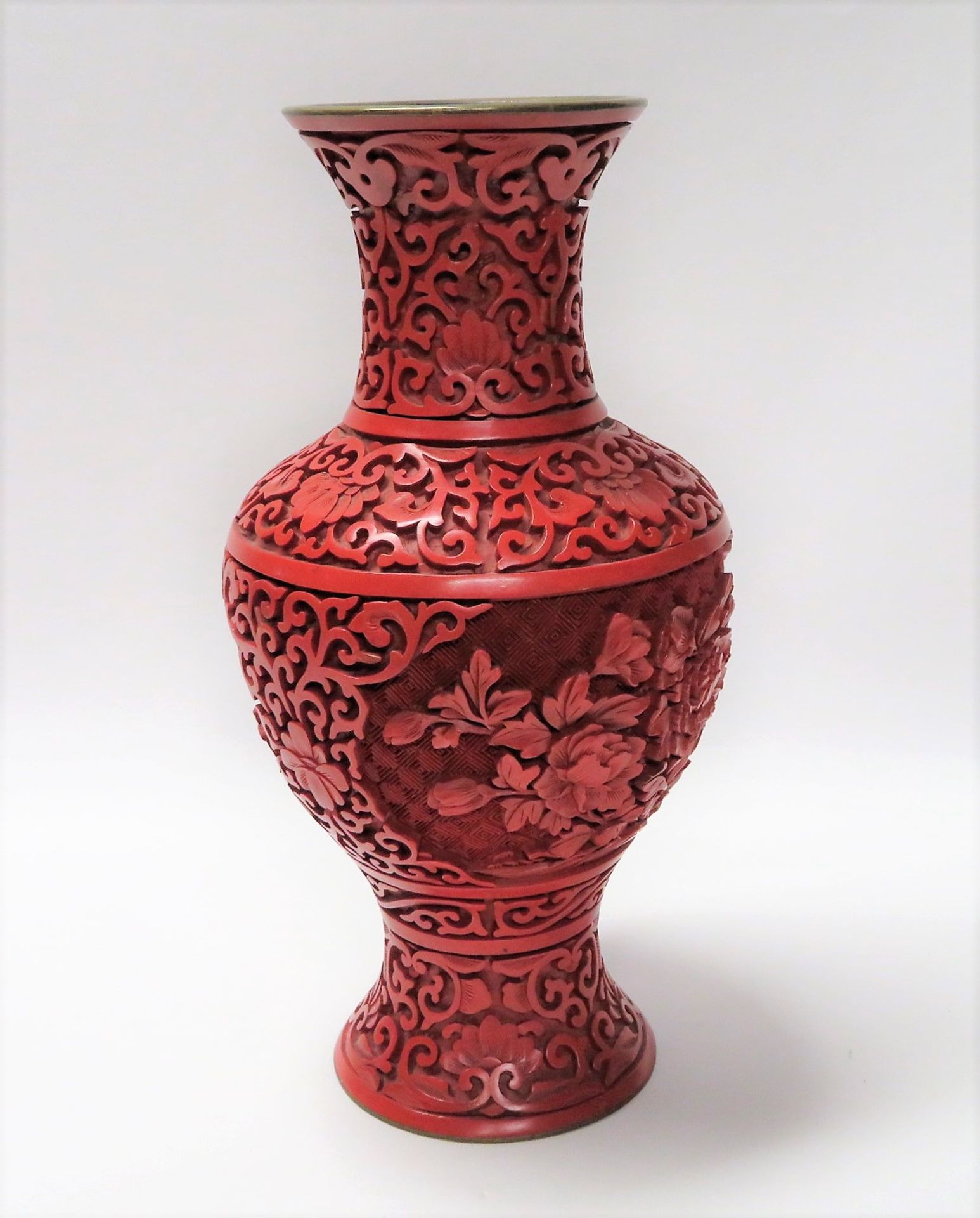 Vase, China, Lackschnitzerei, h 23 cm, d 12 cm.