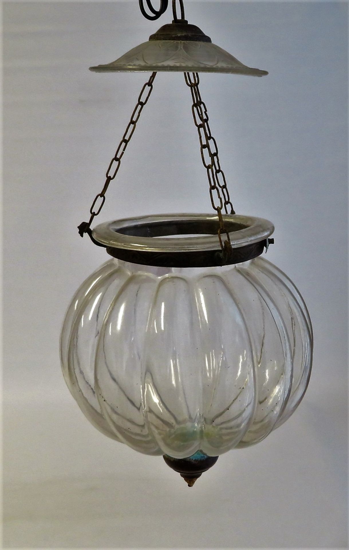 Windlicht, farbloses Glas mit Metallmontur, h 46 cm, d 23,5 cm.