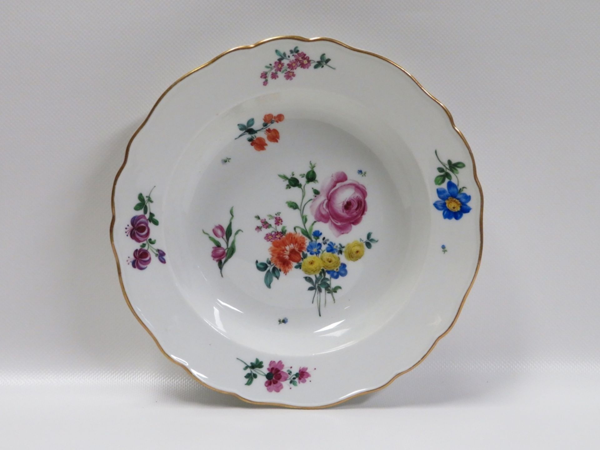 Tiefer Teller, Meissen, 19. Jahrhundert, Weißporzellan mit polychromer Blütenma