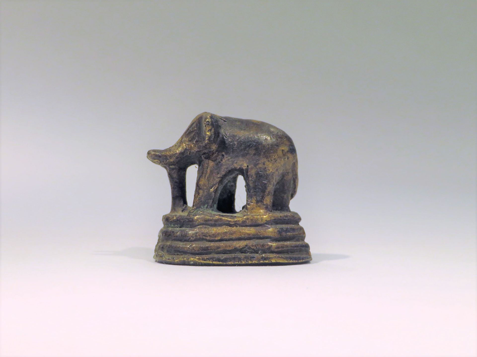 Opiumgewicht, Siam, 19. Jahrhundert, Elefant, Bronze, 77 g, h 3 cm.