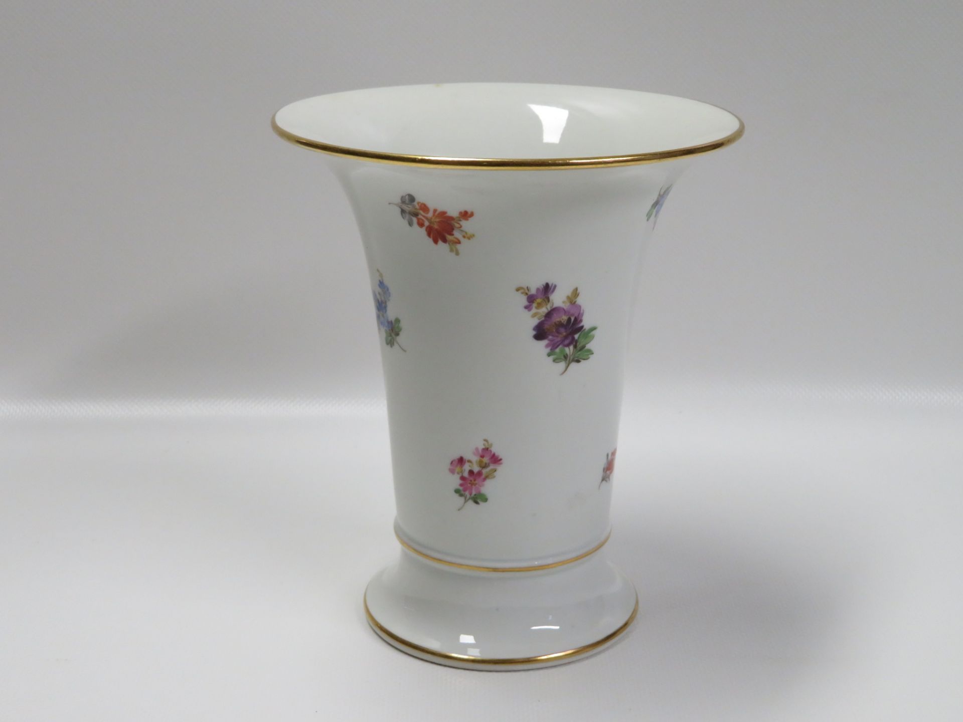 Vase, Meissen, Weißporzellan mit polychromer Blütenmalerei, unterglasurblaue Sc