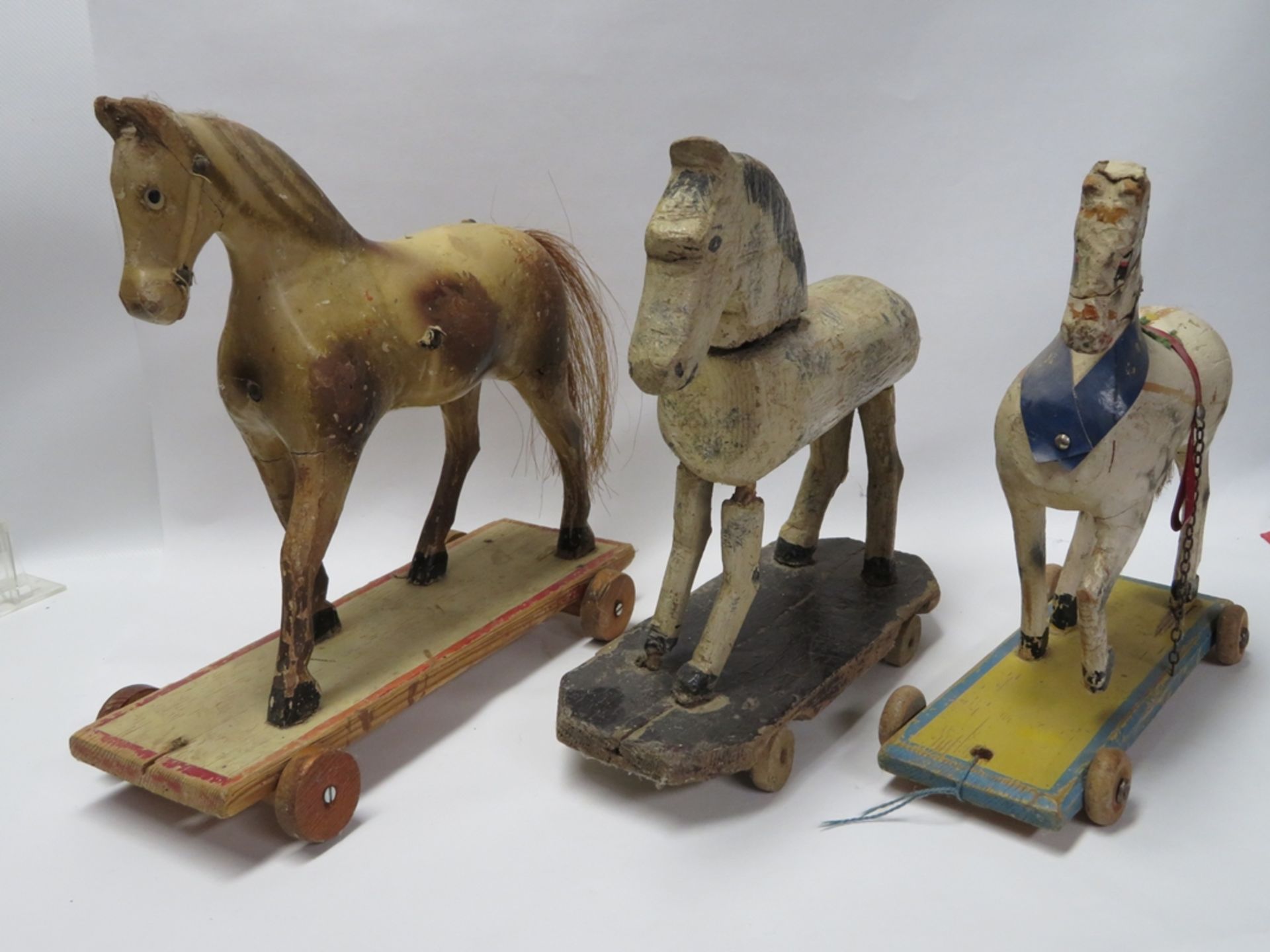 3 Spielzeugpferde, 19. Jahrhundert, Holz geschnitzt und farbig bemalt, Gebrauch
