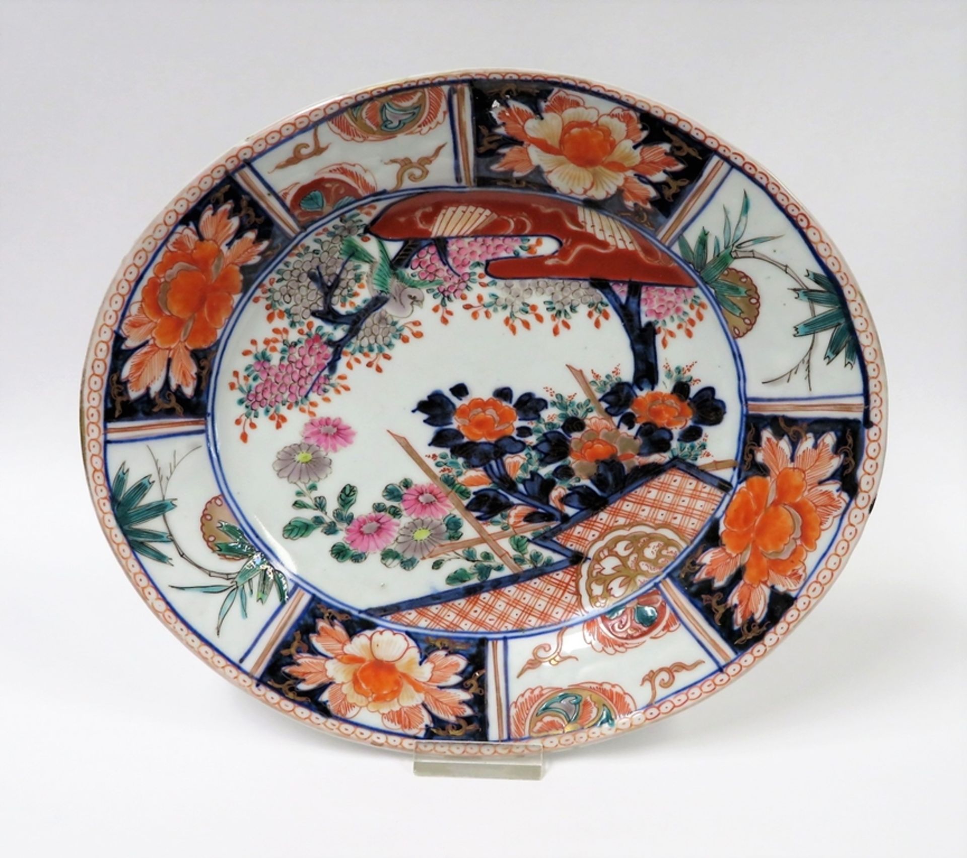 Teller, Japan, Imari, 19. Jahrhundert, Porzellan mit polychromer Blumenmalerei