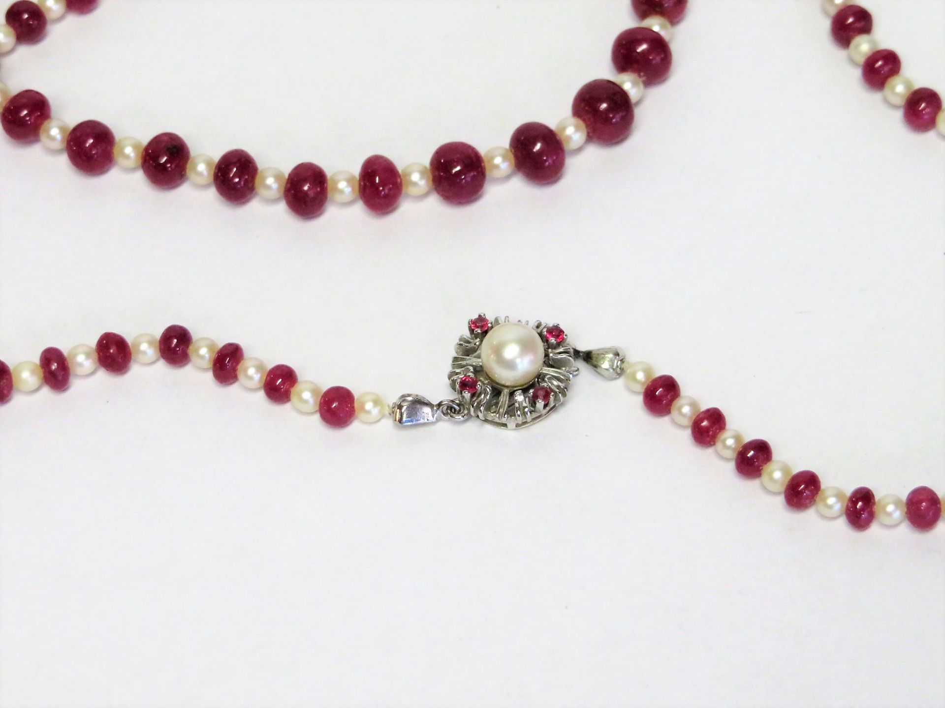 Kette mit 87 Rubinkugeln und Perlenzwischenstücken, Schließe besetzt mit Perle - Image 2 of 2