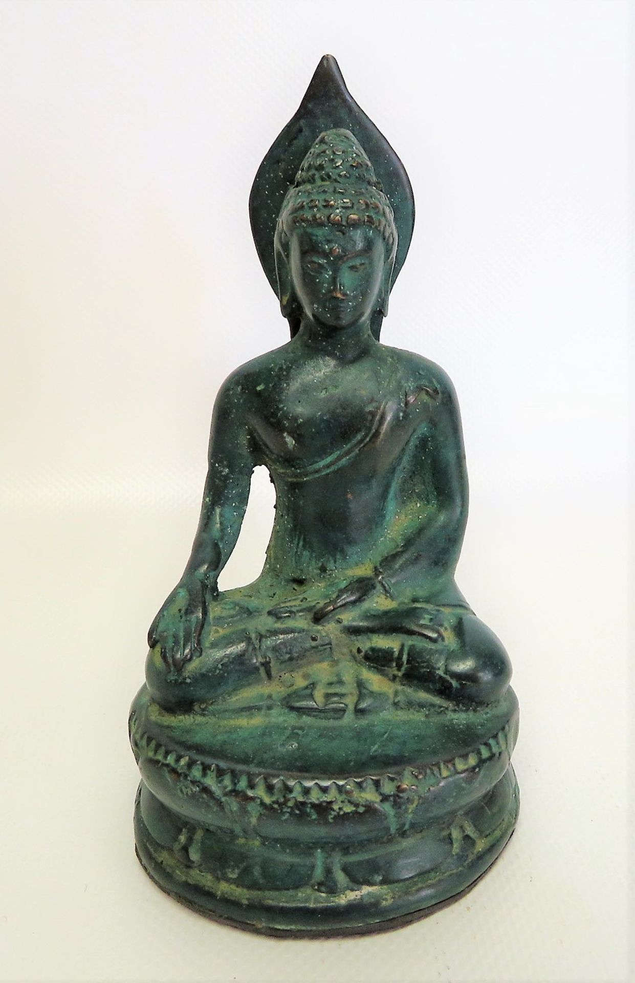 Sitzender Buddha auf Lotussockel, Tibet/Nepal, Bronze mit grüner Patina, h 14 c