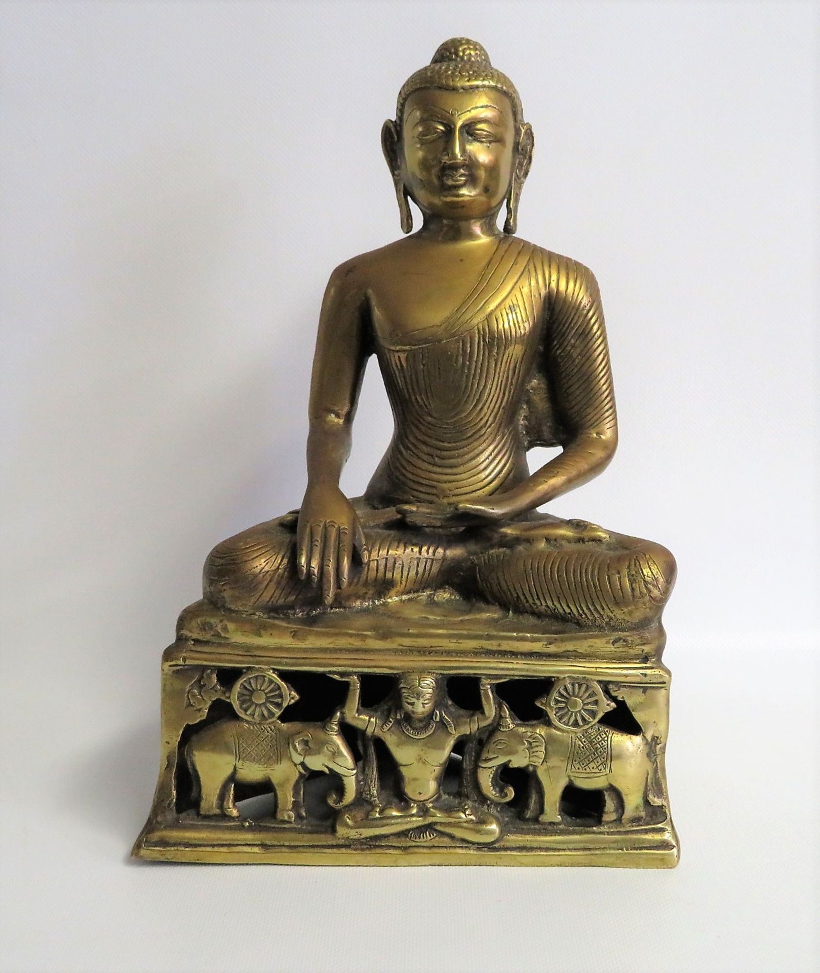 Buddha auf Elefantenthron, wohl Burma, Bronze, 35 x 22,5 x 12 cm.
