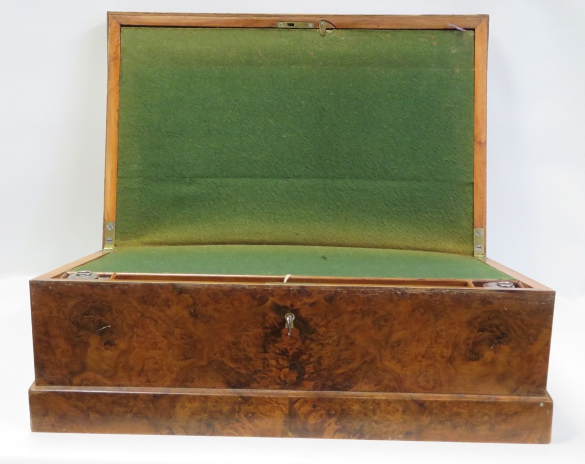 Schreibkassette, 19. Jahrhundert, Wurzelholz, 18,5 x 45 x 28 cm. - Bild 2 aus 2