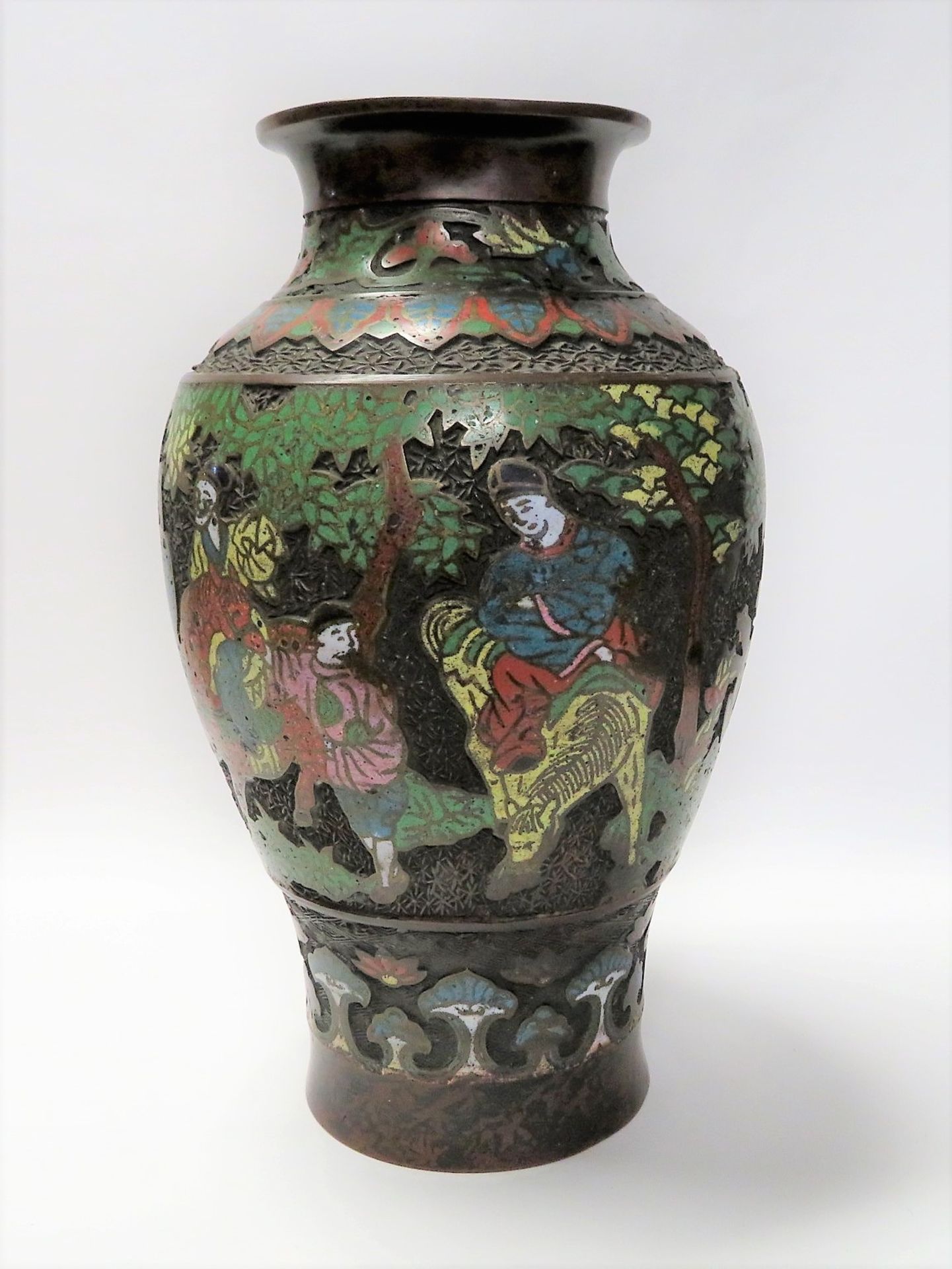 Cloisonné Vase, Japan, 1. Hälfte 20. Jahrhundert, h 30 cm, d 18,5 cm.