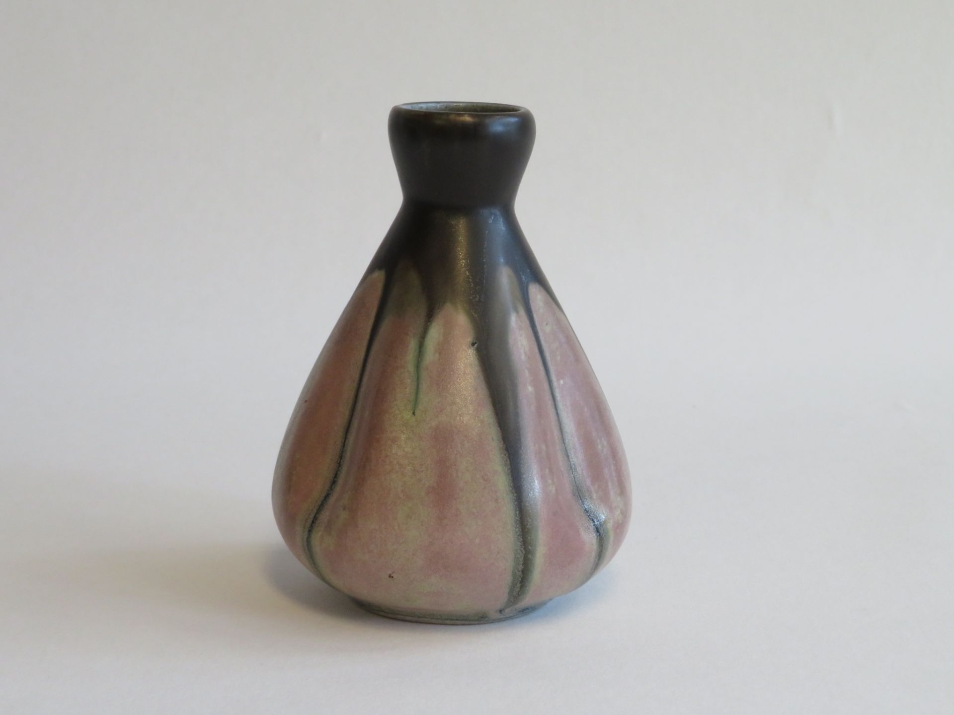Vase, Jugendstil, um 1900, Ton mit polychromer Glasur, unles.sign., Chip am Fuß