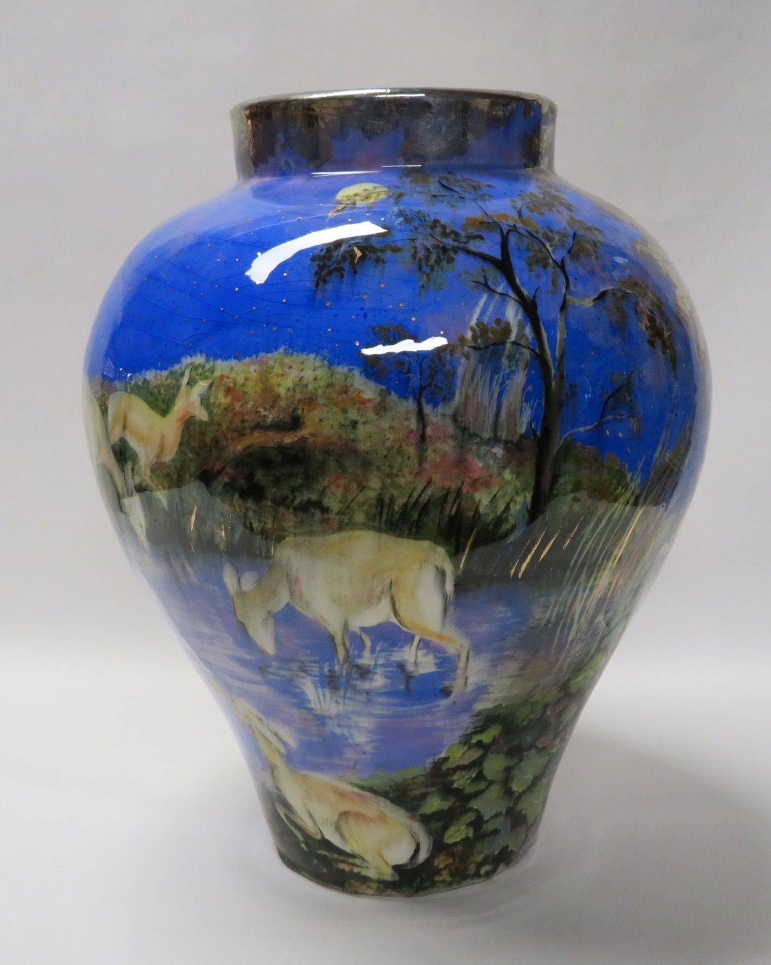 Vase, Mary-Jane Saturnino, Keramik mit polychromer Bemalung von Rehen am Bach u