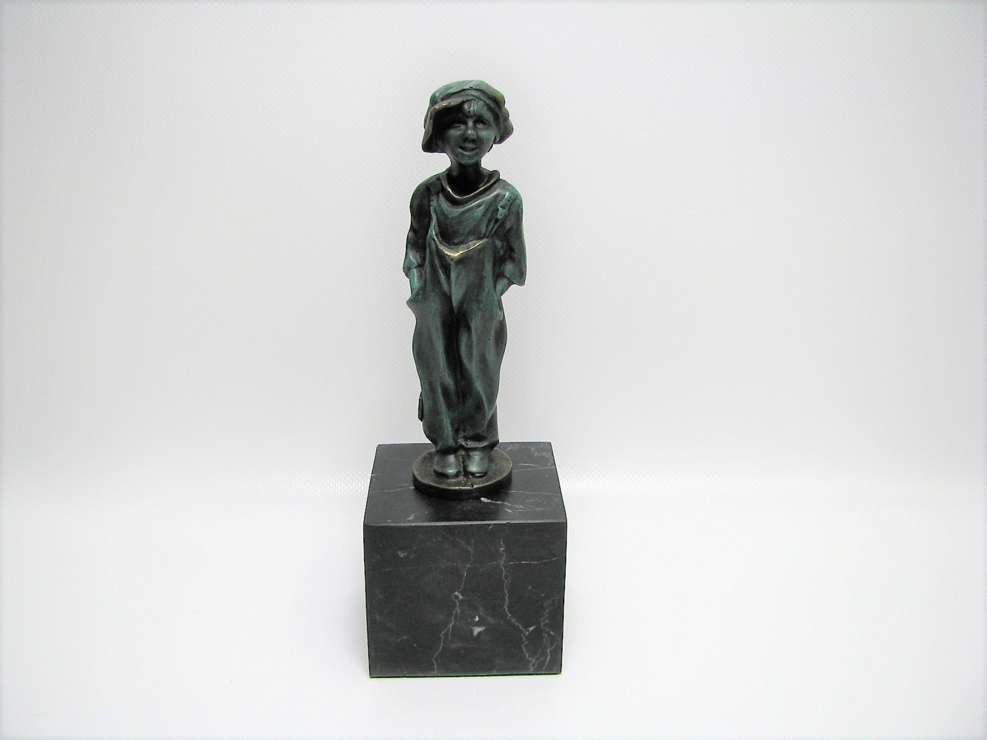 Stehender Bub, Bronze mit polychromer Bemalung, gem. "Niehems", Marmorsockel, 2