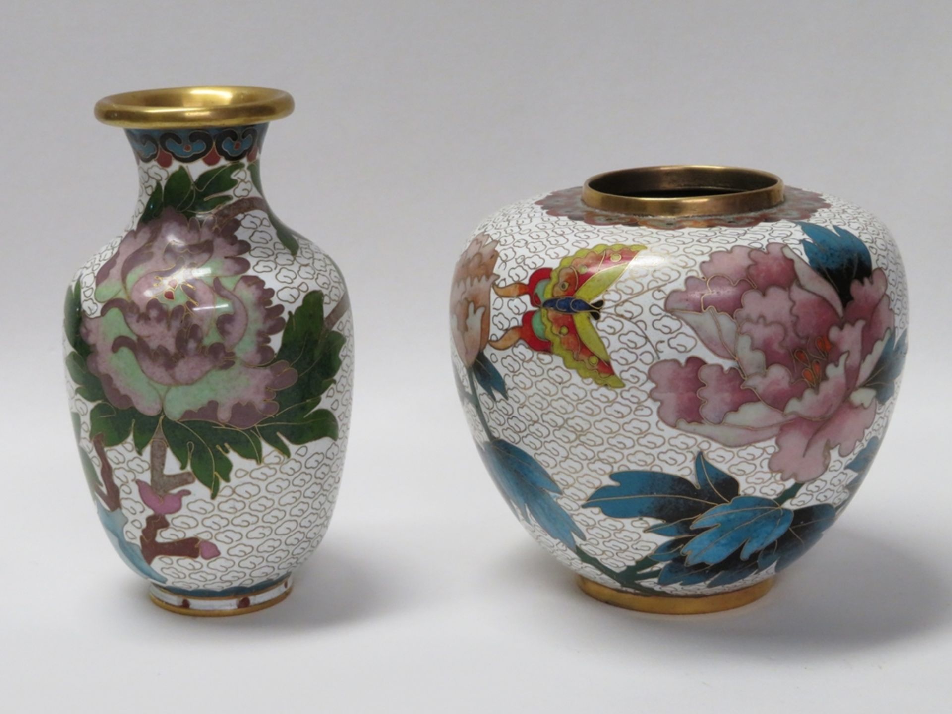 2 Cloisonné Vasen, China, weißgrundig mit polychromen Blüten, h 10/13 cm.