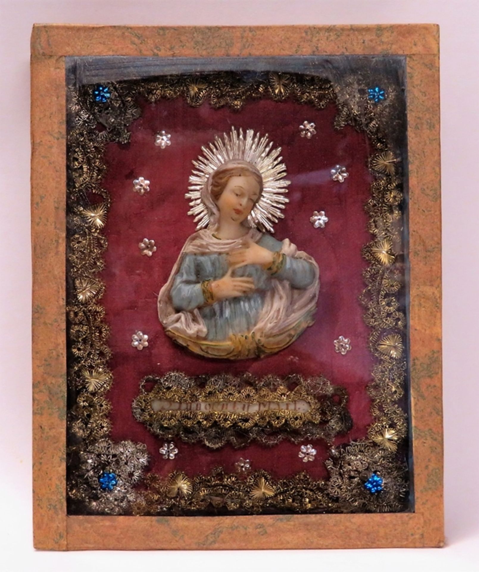 Klosterarbeit, Wachsmadonna, im Glaskasten, 23 x 18 x 4 cm.