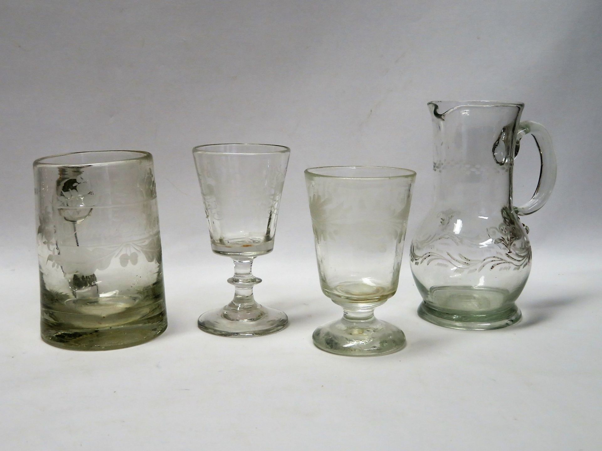 4 teiliges Konvolut von Biedermeier Glas, 19. Jahrhundert, 2 Gläser, Henkelkrug