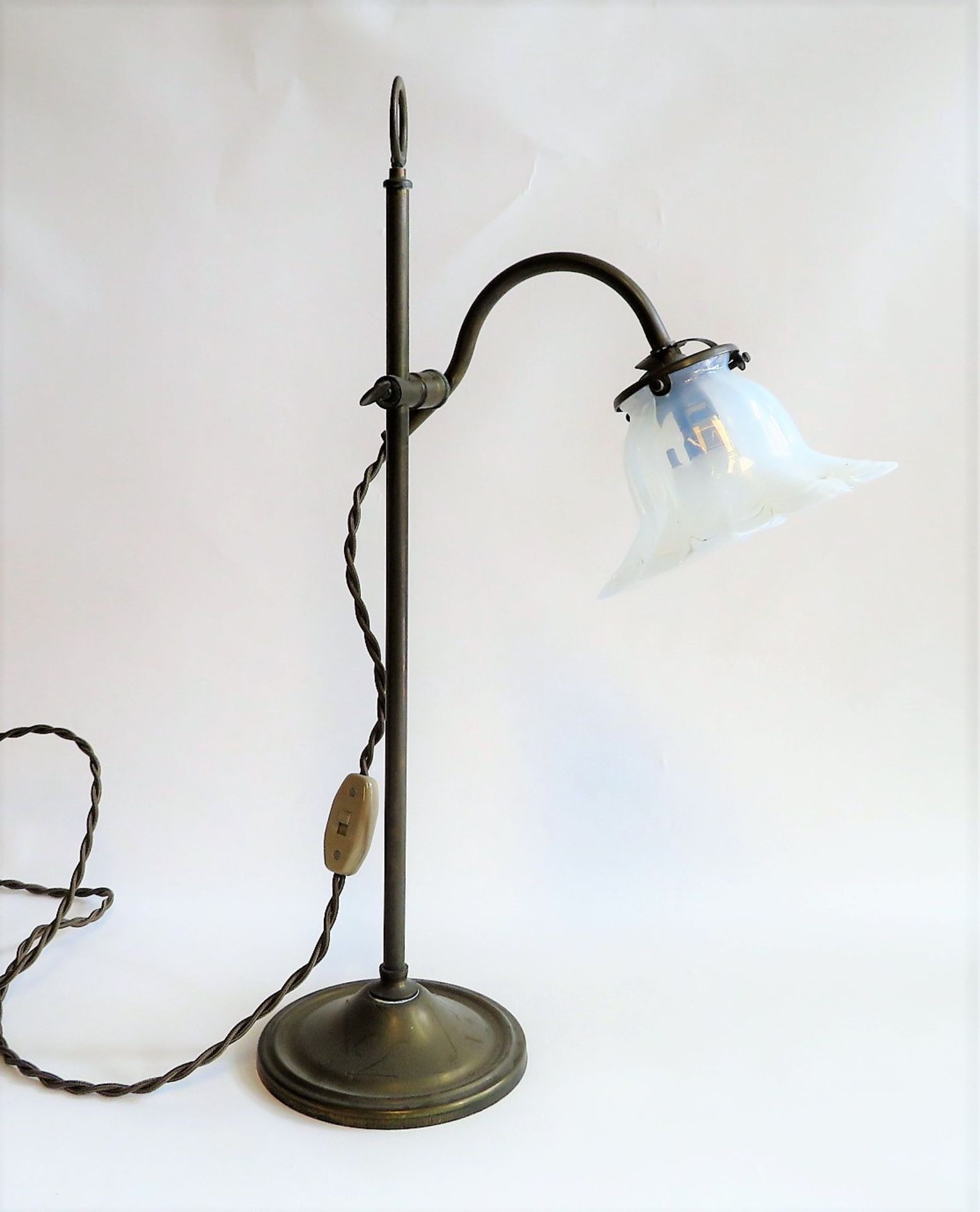 Tischlampe, Messing mit opakem Glasschirm, intakt, h 48 cm, d 16 cm.