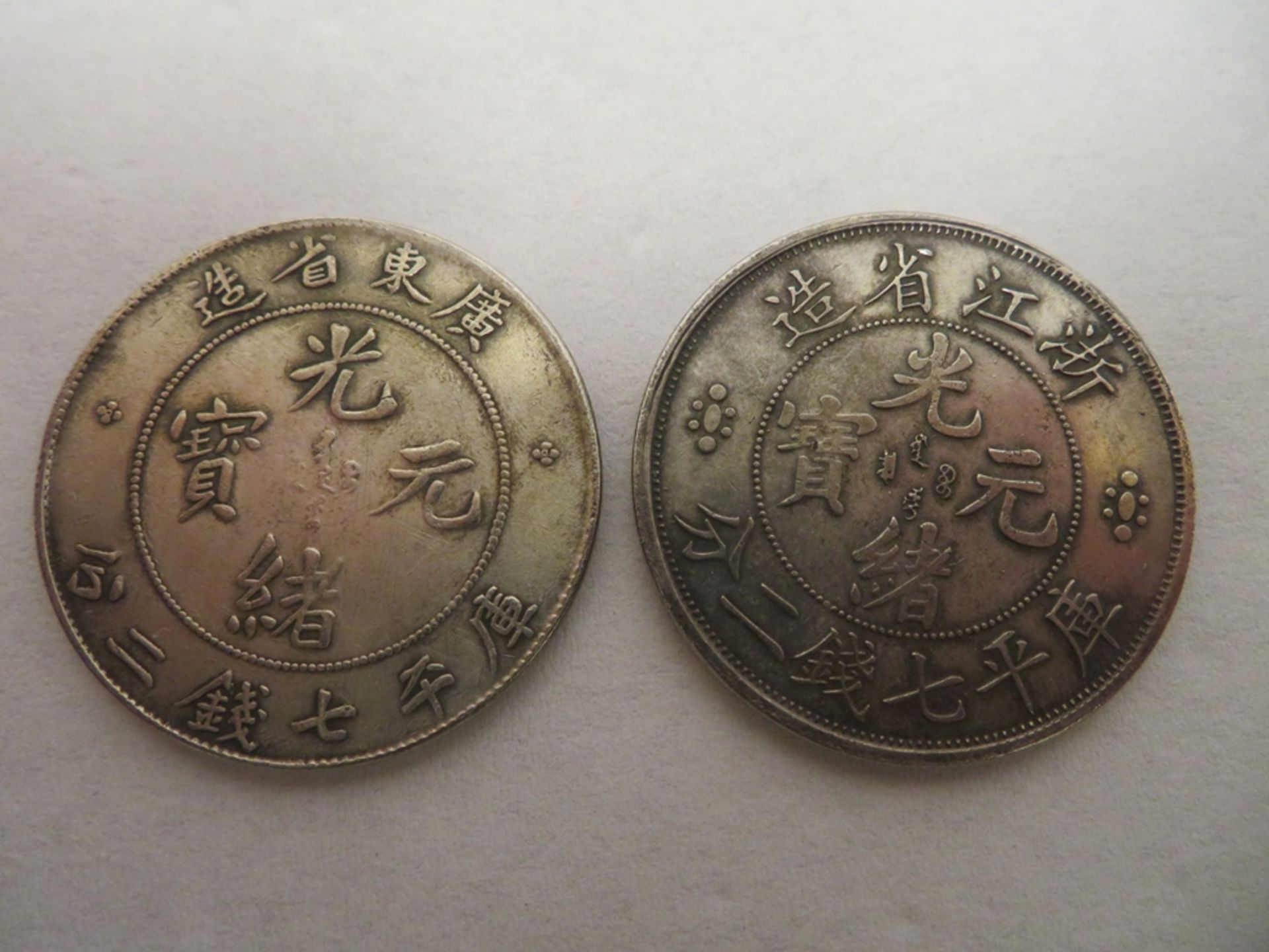 2 Münzen, China, Kwang Tung & Cheh Kiang Province, Kupfer versilbert, d 3,8 cm.